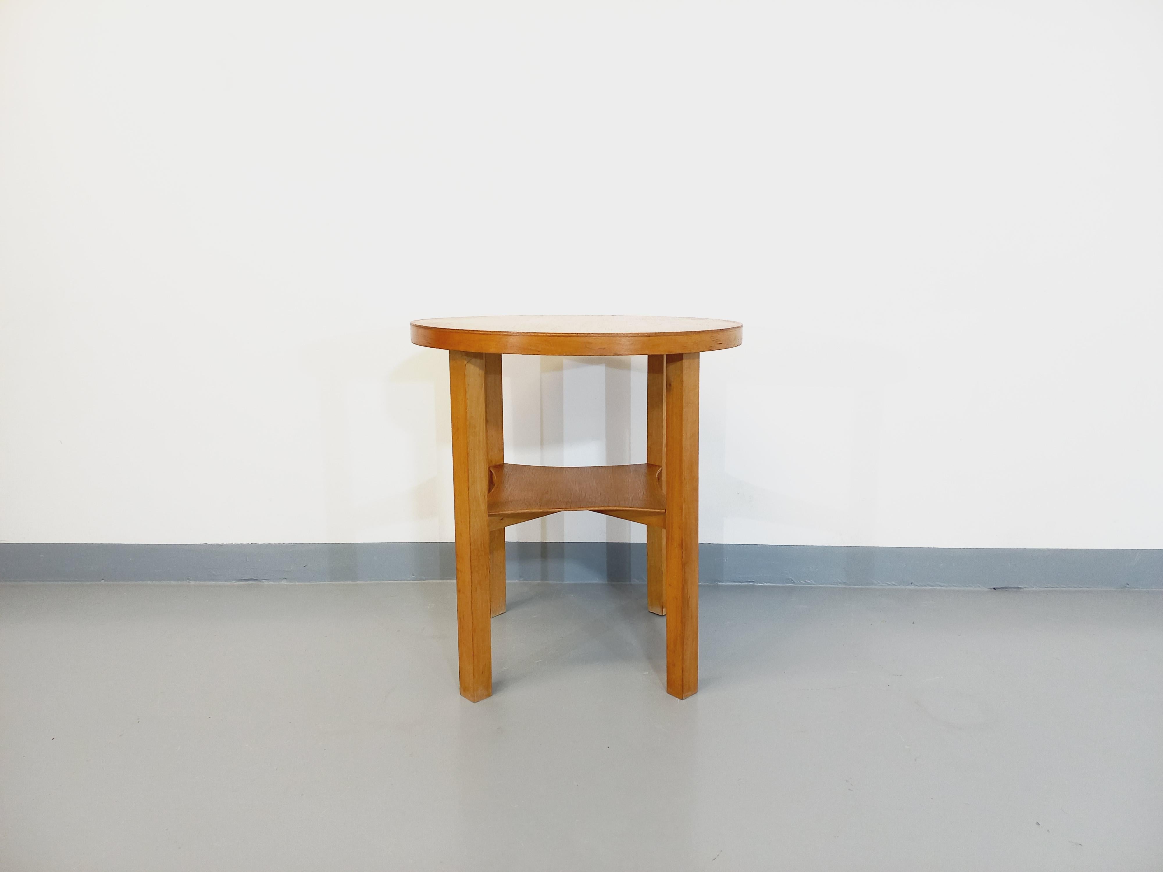 Bois Table basse / table d'appoint / guéridon vintage en bois clair des années 50 60 en vente
