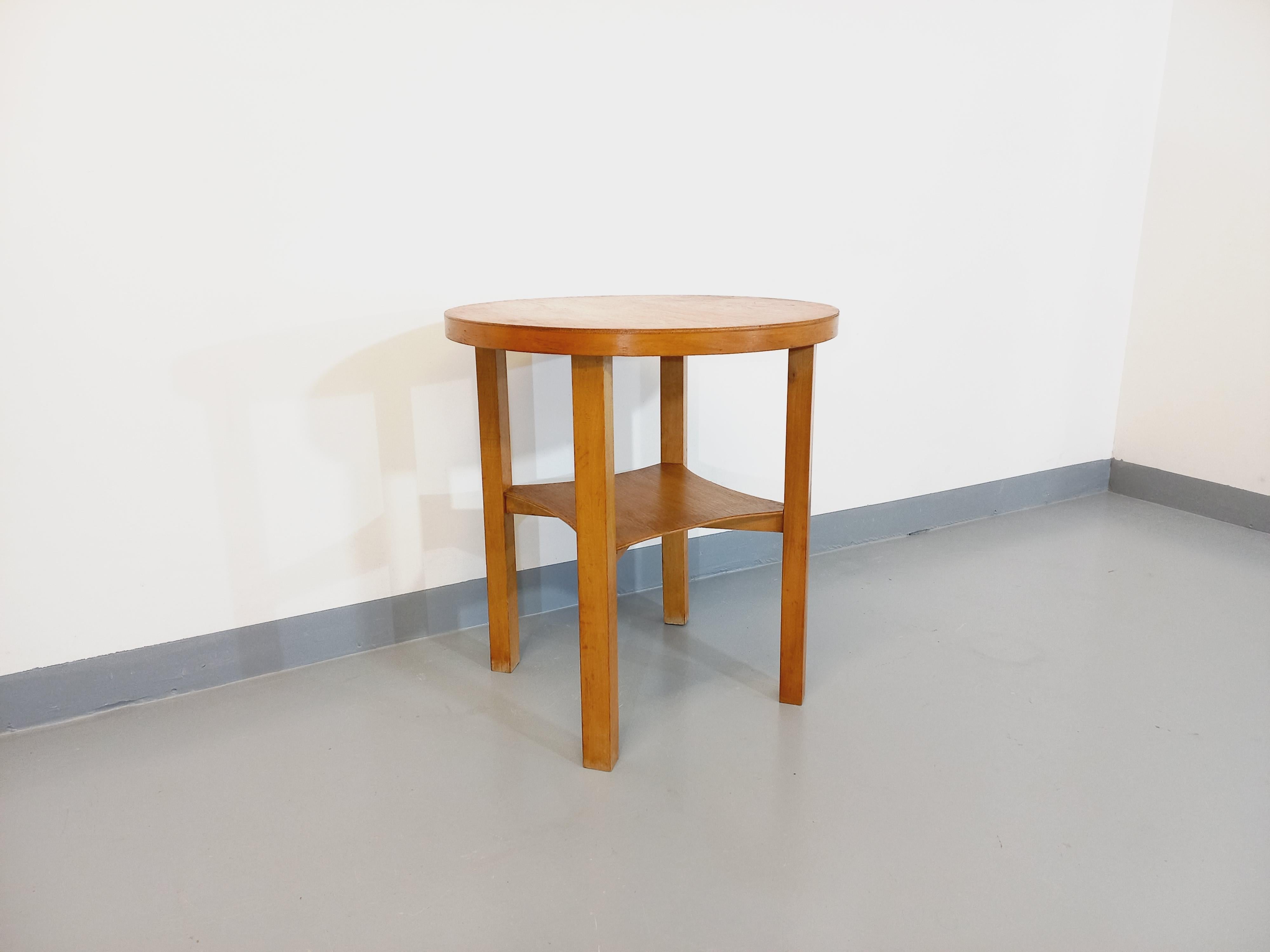 Table basse / table d'appoint / guéridon vintage en bois clair des années 50 60 en vente 2