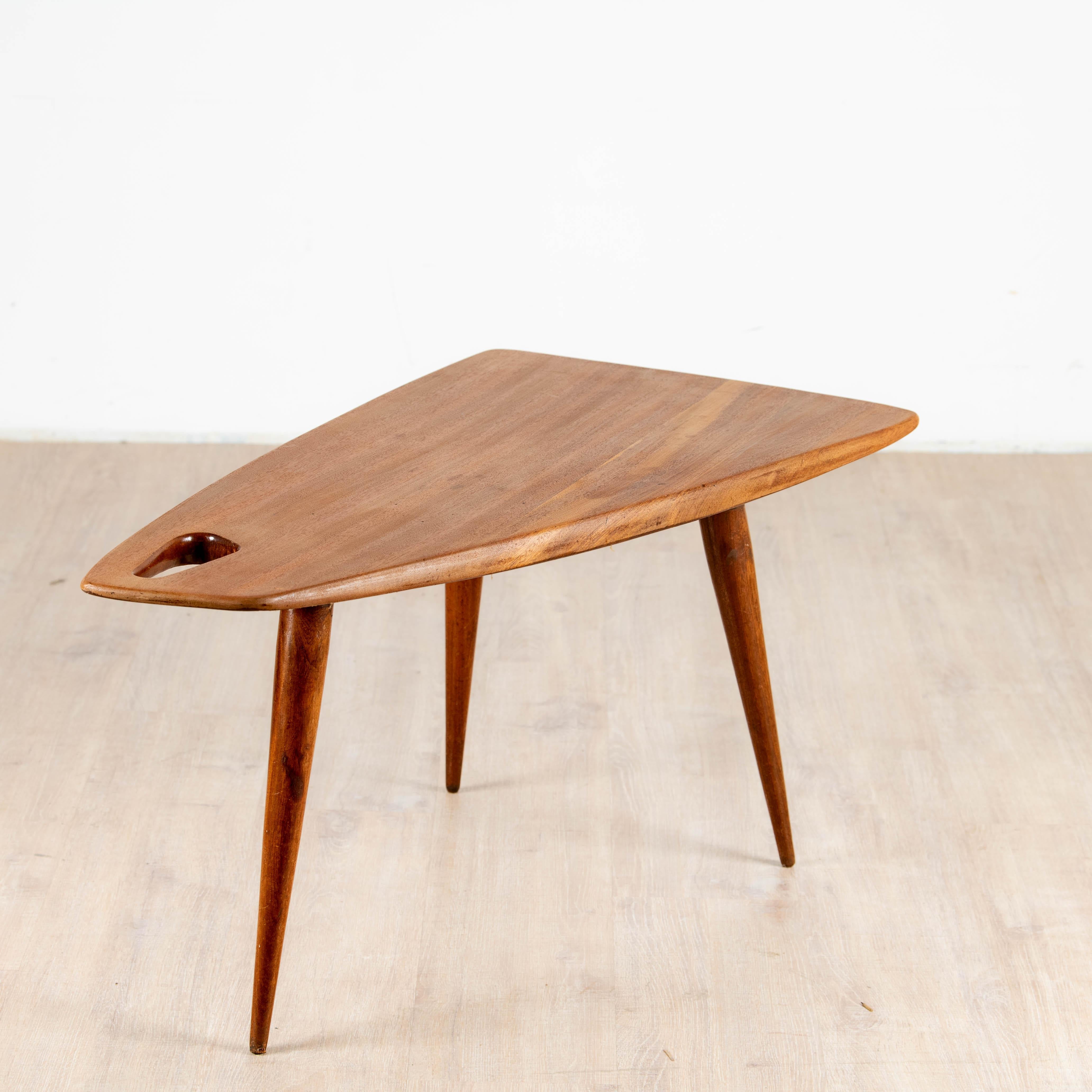Wood Table basse tripodes en Acajou de Pierre Cruège, 1953 For Sale