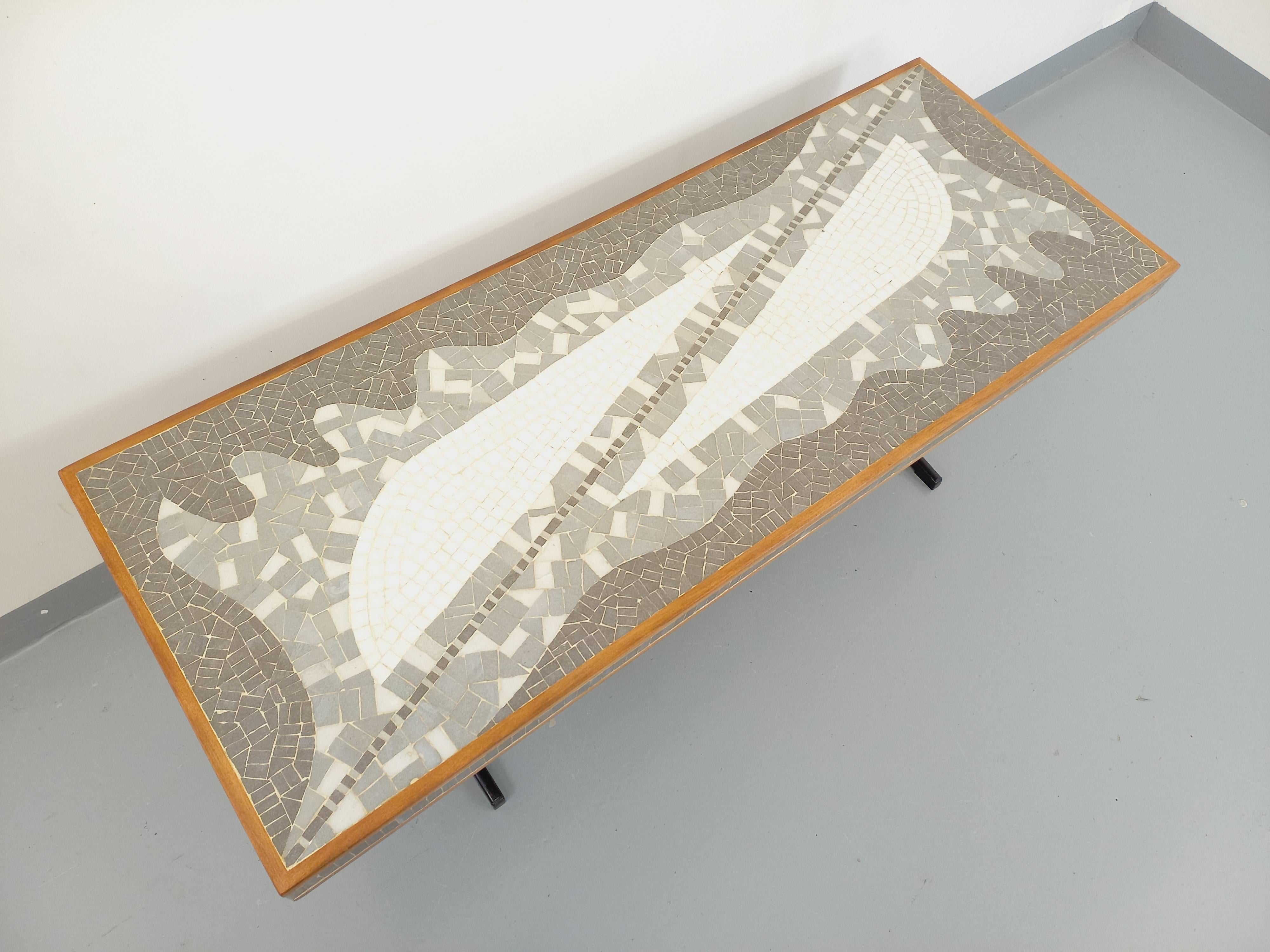 Table basse vintage Berthold Müller en mosaïque, bois et métal des années 50 60 Bon état à BESANÇON, FR