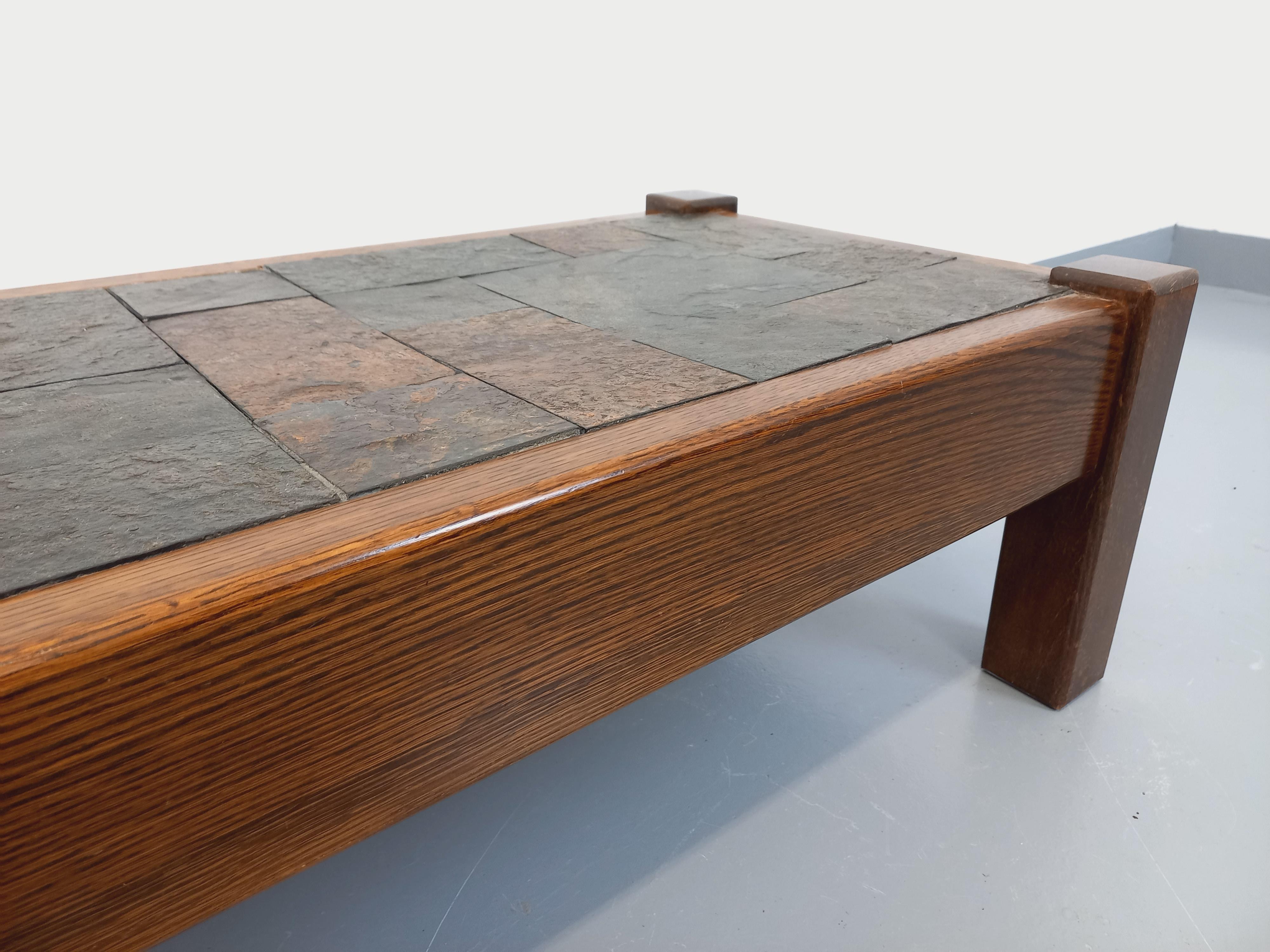 Table basse vintage brutaliste en chêne et ardoise des années 60 70 For Sale 3