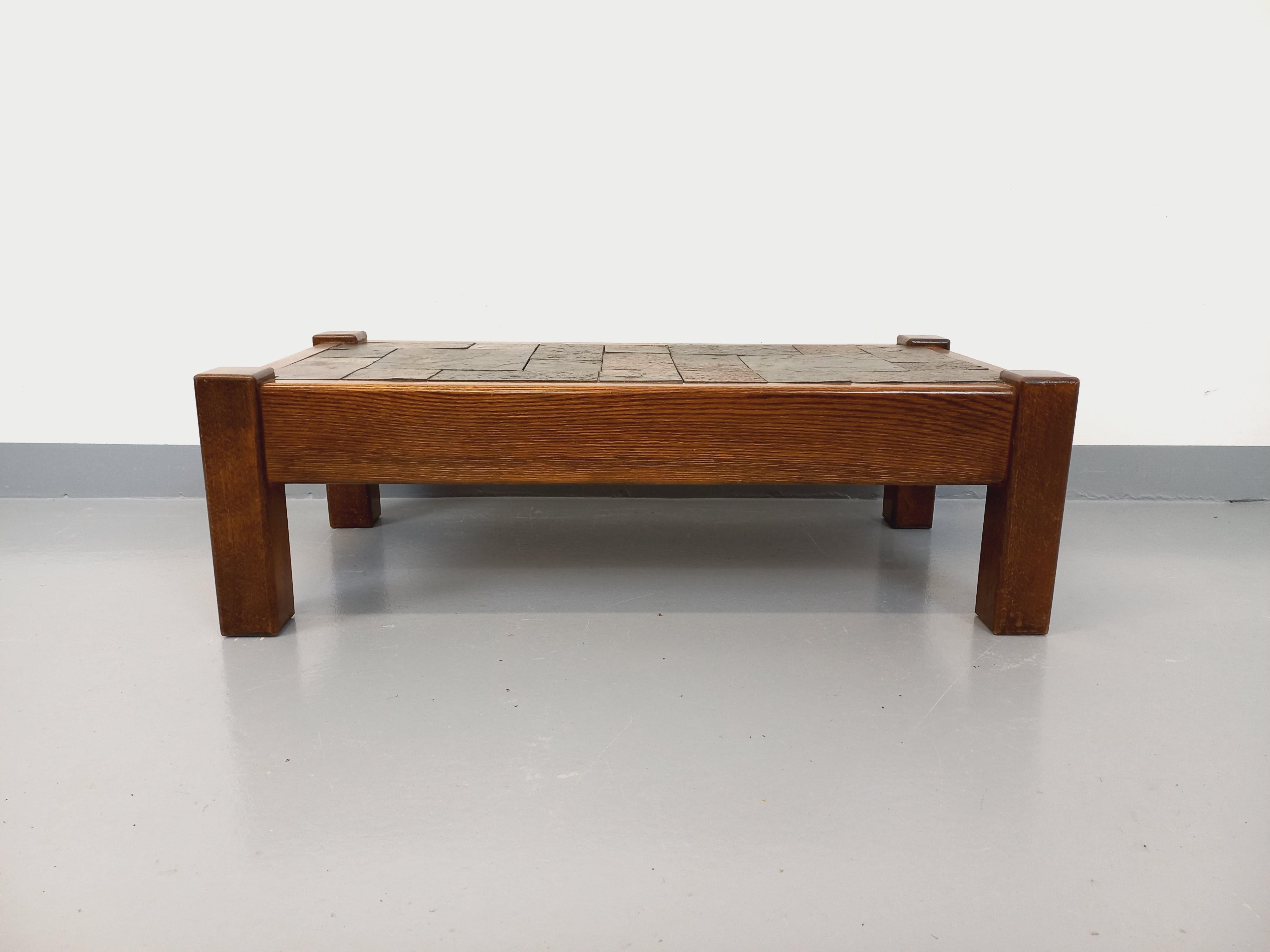 Table basse vintage brutaliste en chêne et ardoise des années 60 70 For Sale 4