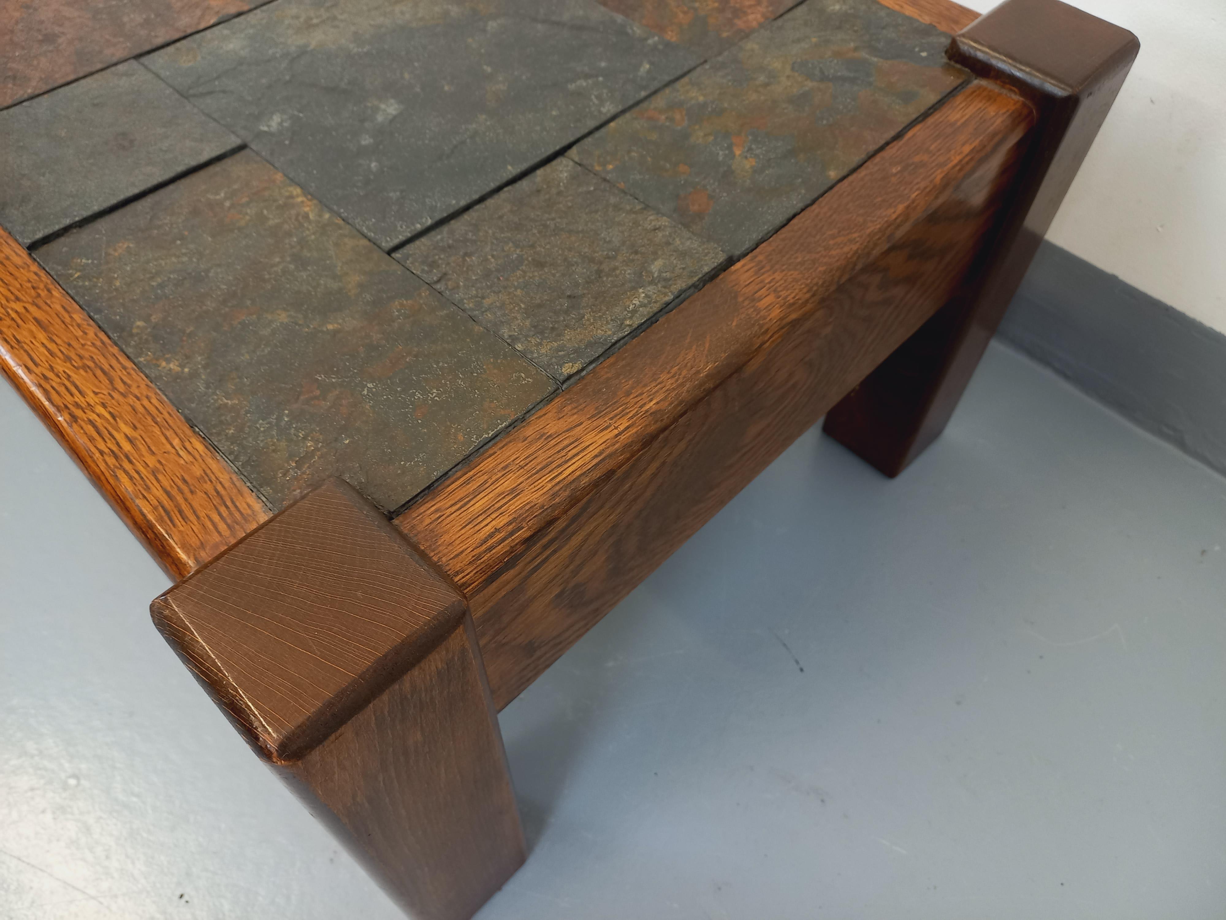 Table basse vintage brutaliste en chêne et ardoise des années 60 70 For Sale 6