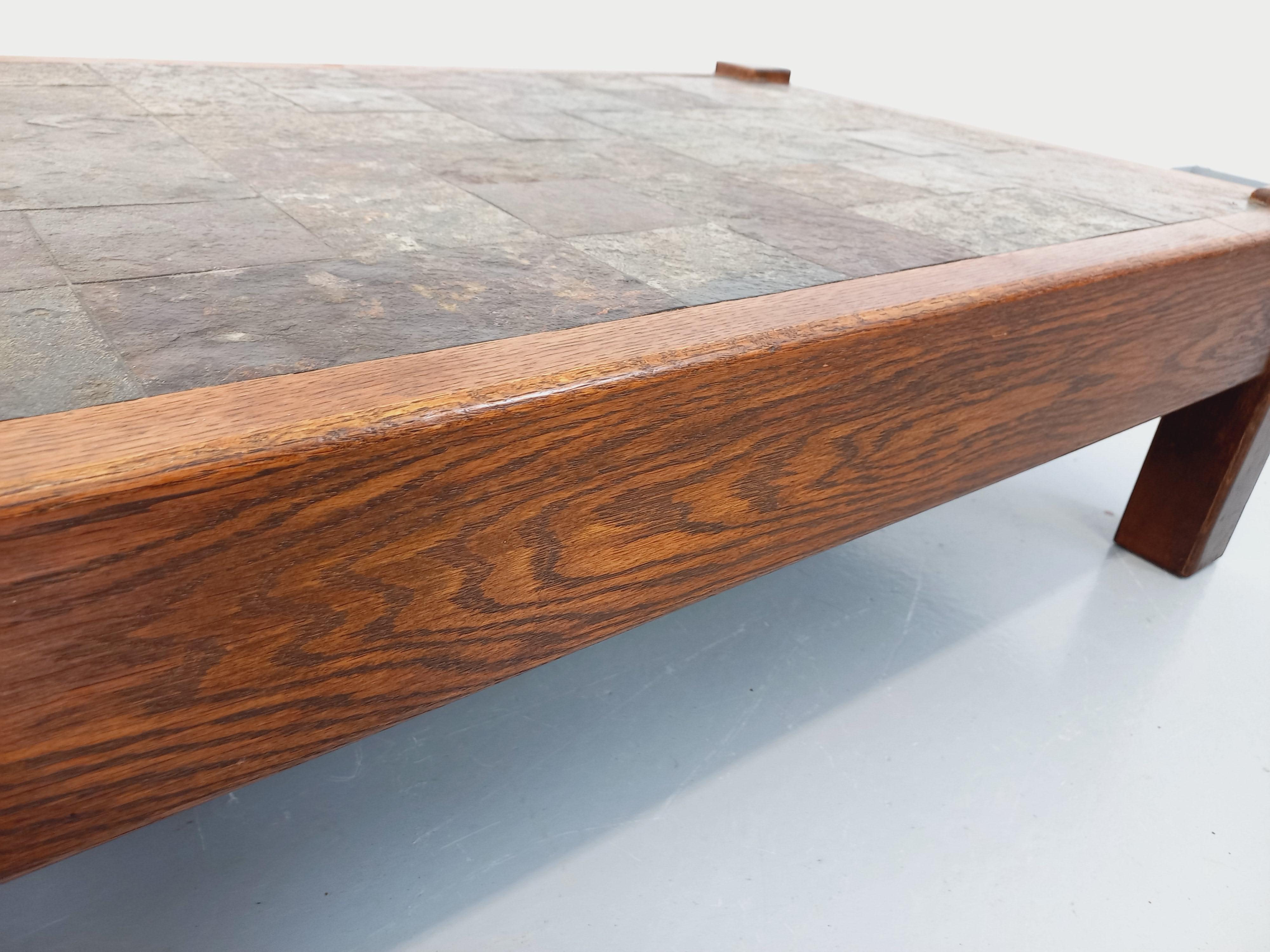 Table basse vintage brutaliste en chêne et ardoise des années 60 70 8