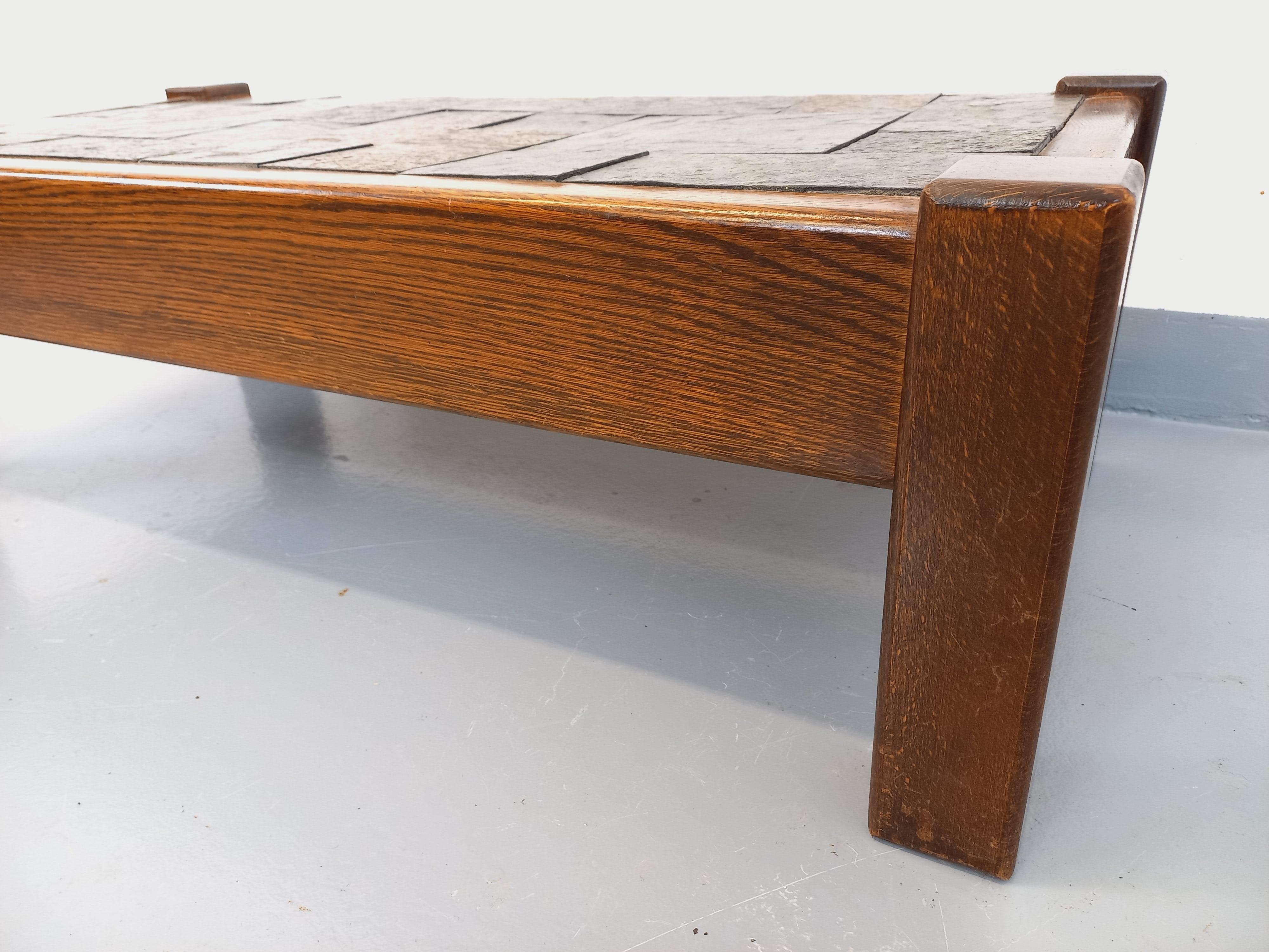Table basse vintage brutaliste en chêne et ardoise des années 60 70 For Sale 8