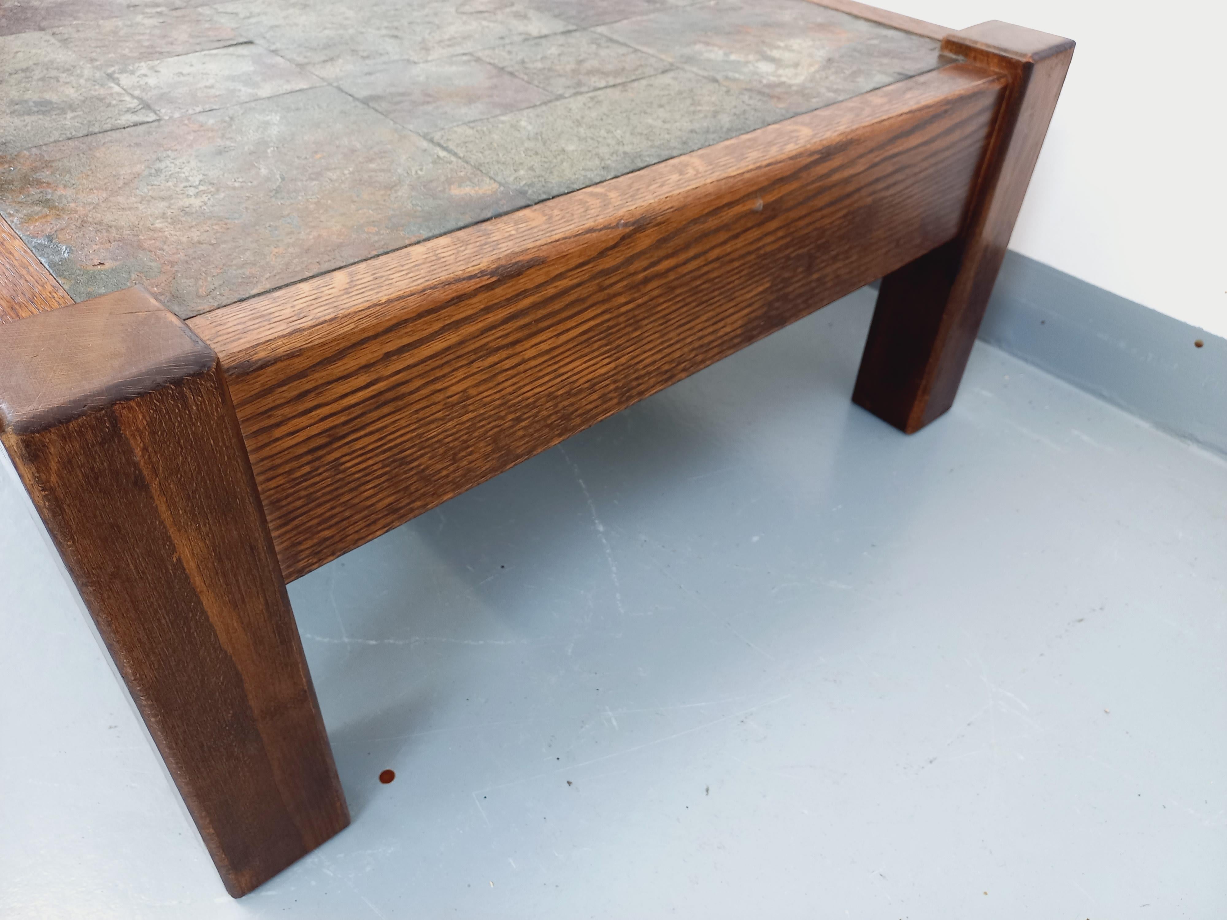 Table basse vintage brutaliste en chêne et ardoise des années 60 70 9