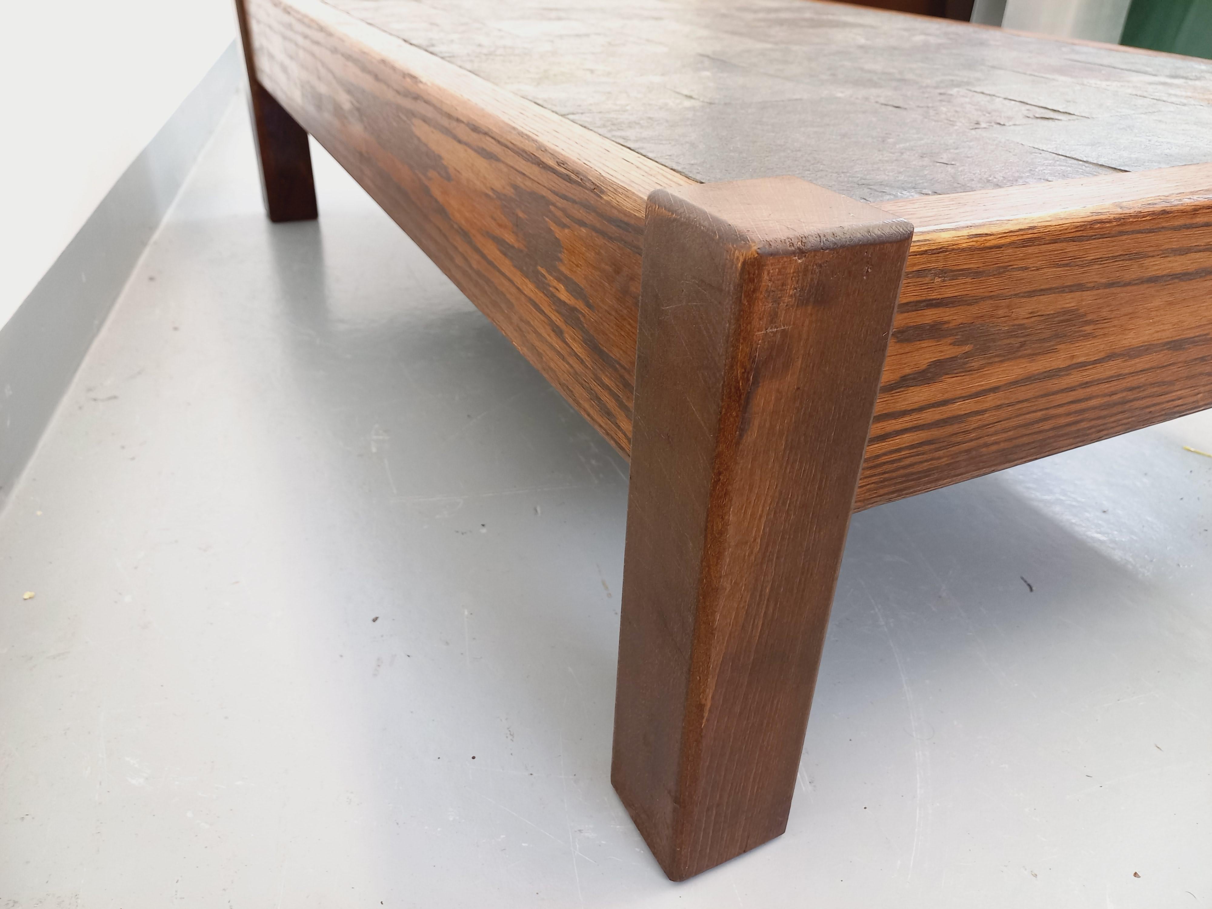 Table basse vintage brutaliste en chêne et ardoise des années 60 70 10