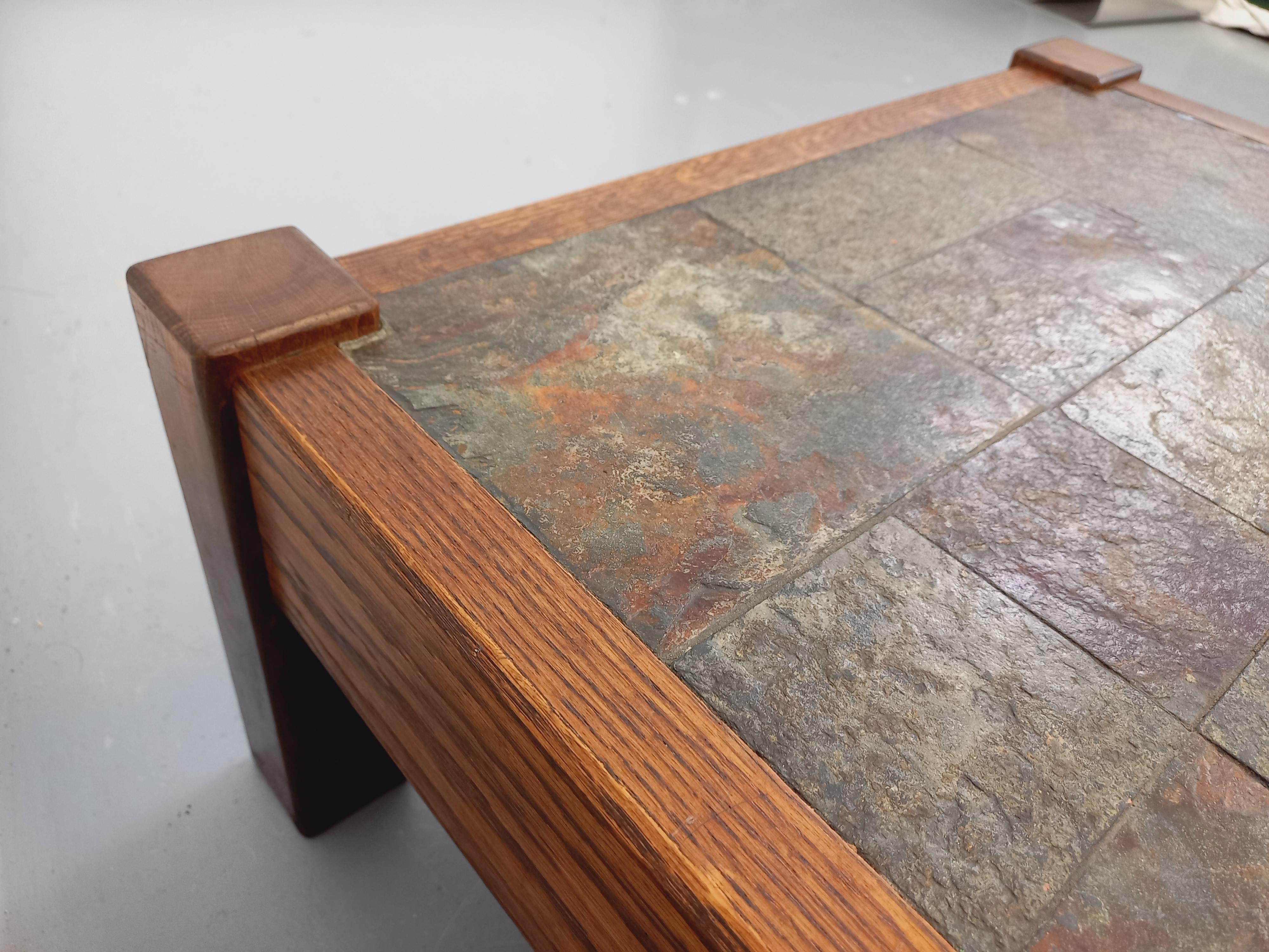 Table basse vintage brutaliste en chêne et ardoise des années 60 70 11