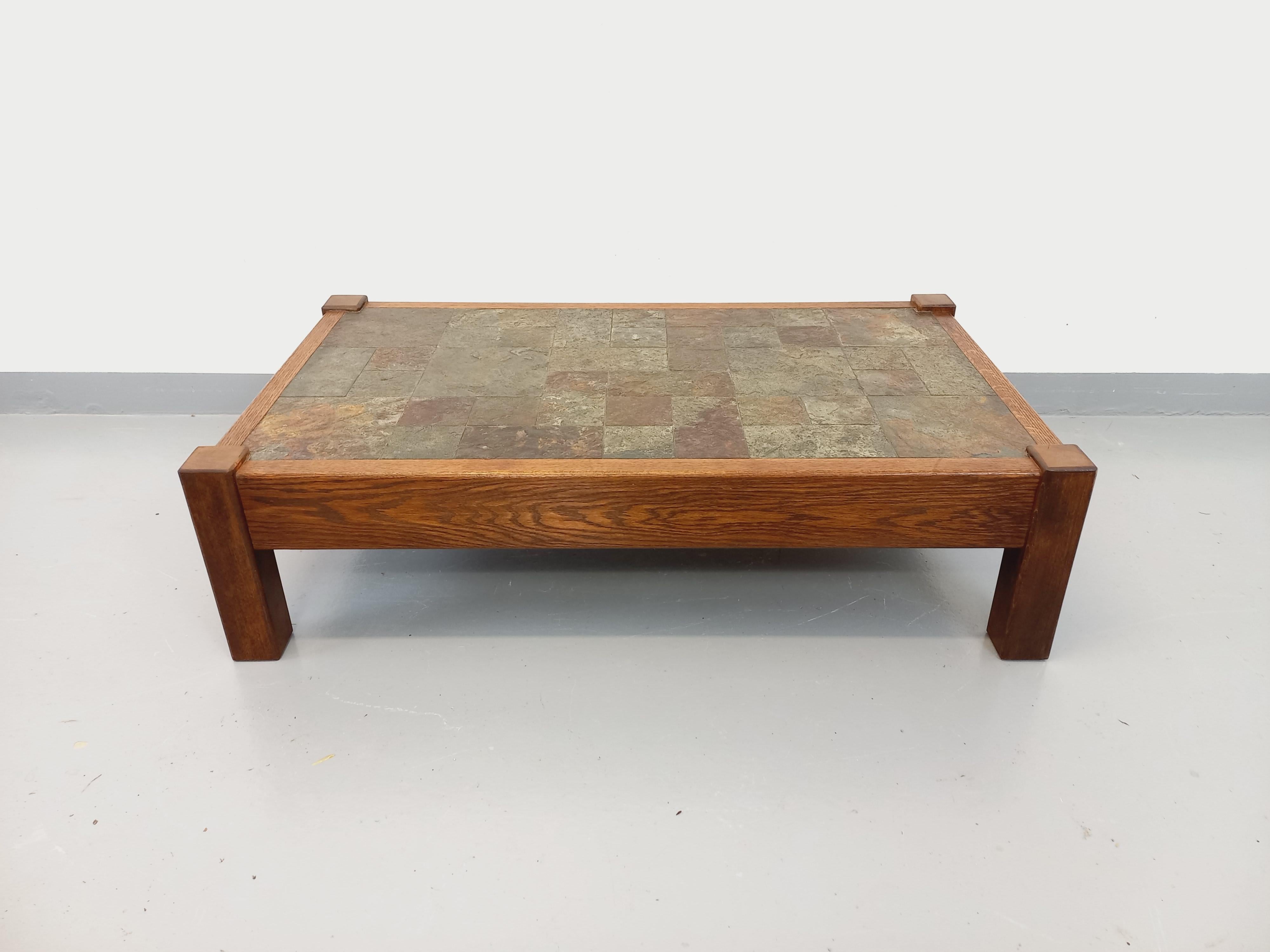 Grande table basse vintage rectangulaire style brutaliste des années 60 70, piétement et structure en chêne massif et plateau en ardoise, dans le style de certaines tables basses Jean d’Asti ou Tue Poulsen, très bon état général avec des signes du