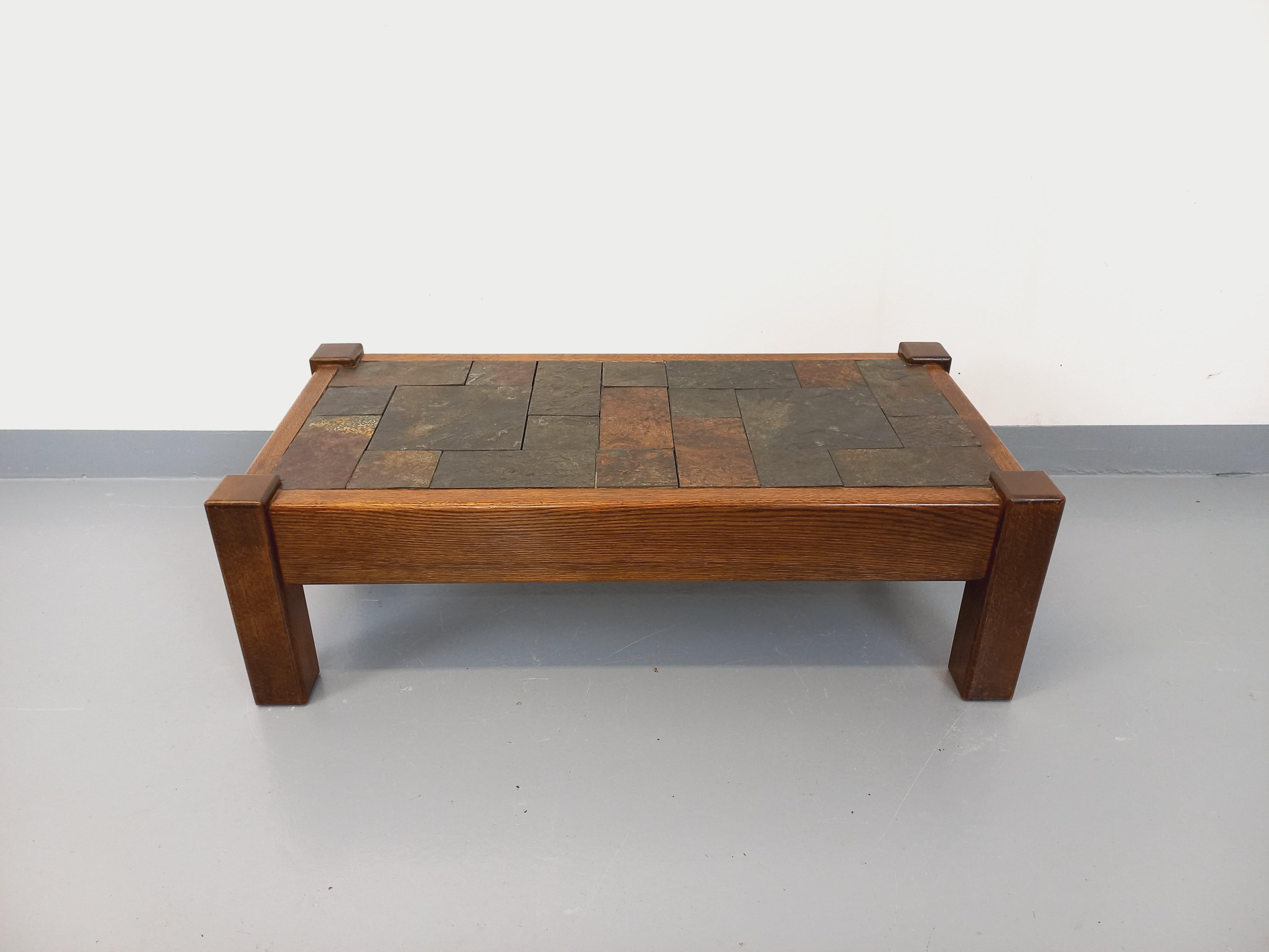 Table basse vintage rectangulaire style brutaliste des années 60 70, piétement et structure en chêne massif et plateau en ardoise, dans le style de certaines tables basses Jean d’Asti ou Tue Poulsen, très bon état général avec quelques signes du