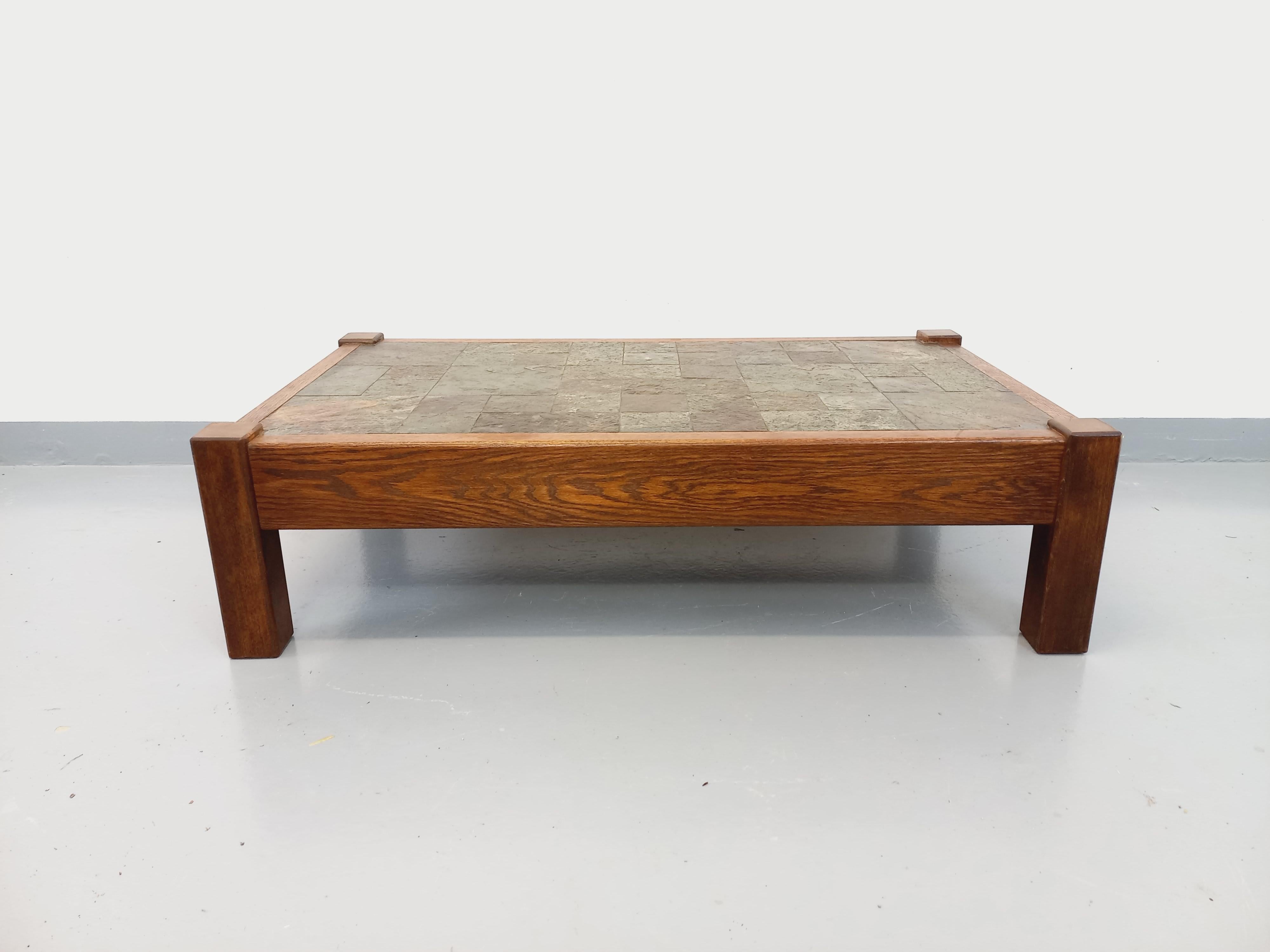 Mid-Century Modern Table basse vintage brutaliste en chêne et ardoise des années 60 70