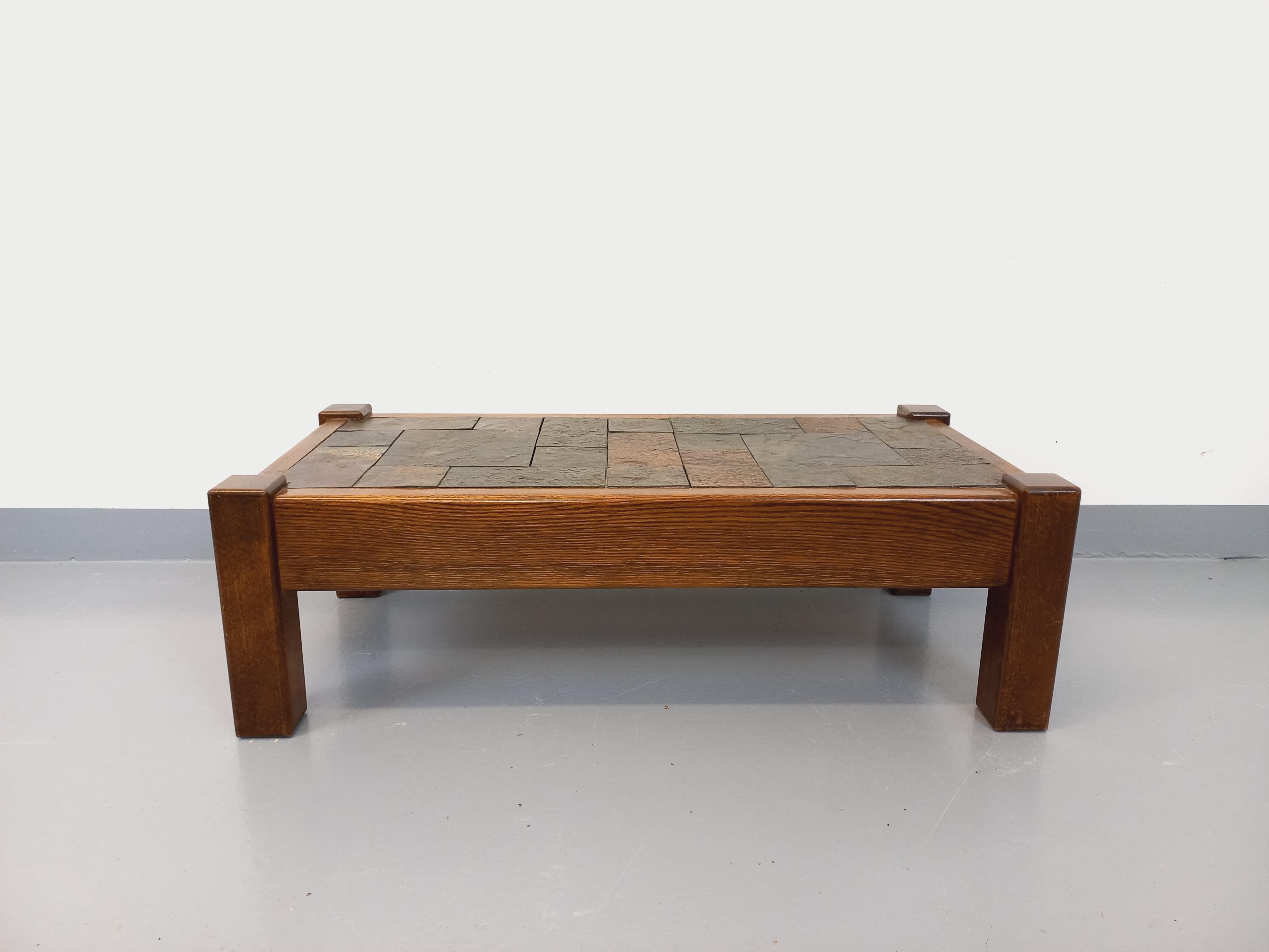Mid-Century Modern Table basse vintage brutaliste en chêne et ardoise des années 60 70 For Sale
