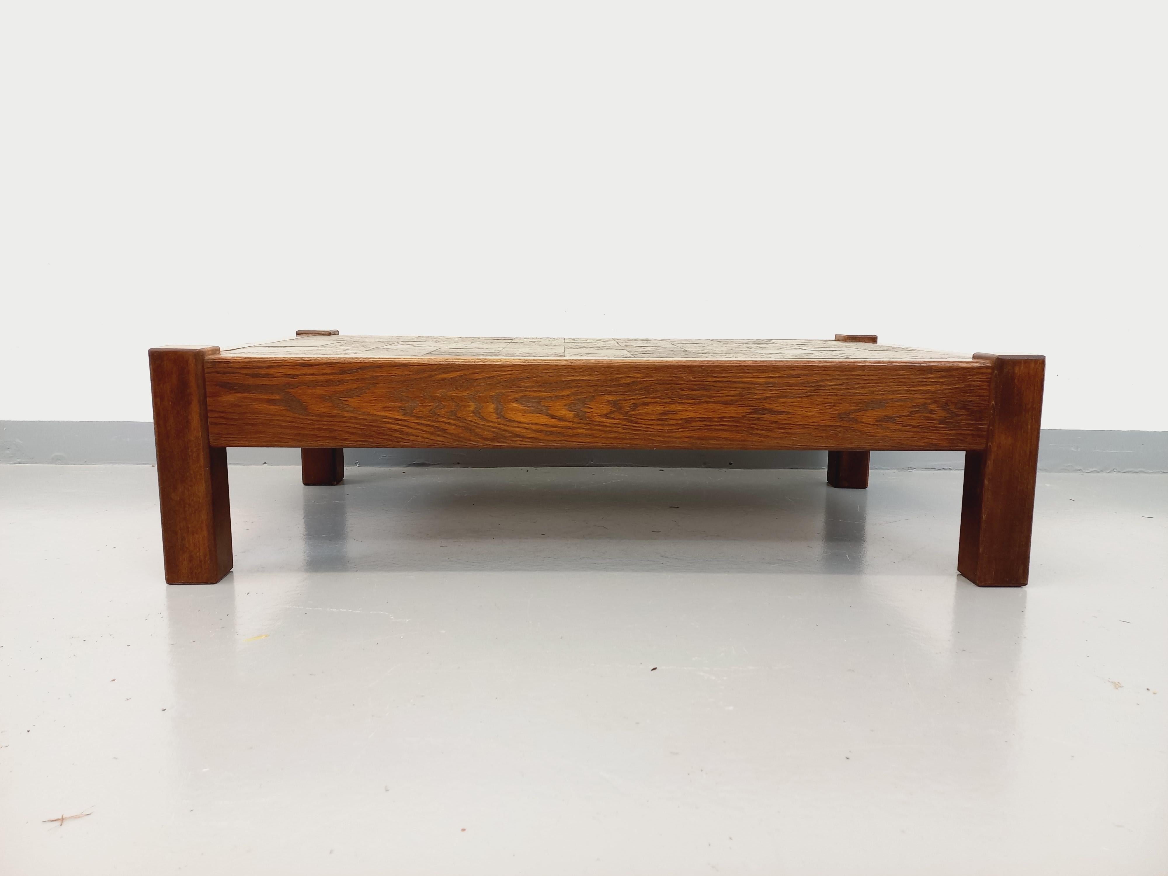 French Table basse vintage brutaliste en chêne et ardoise des années 60 70