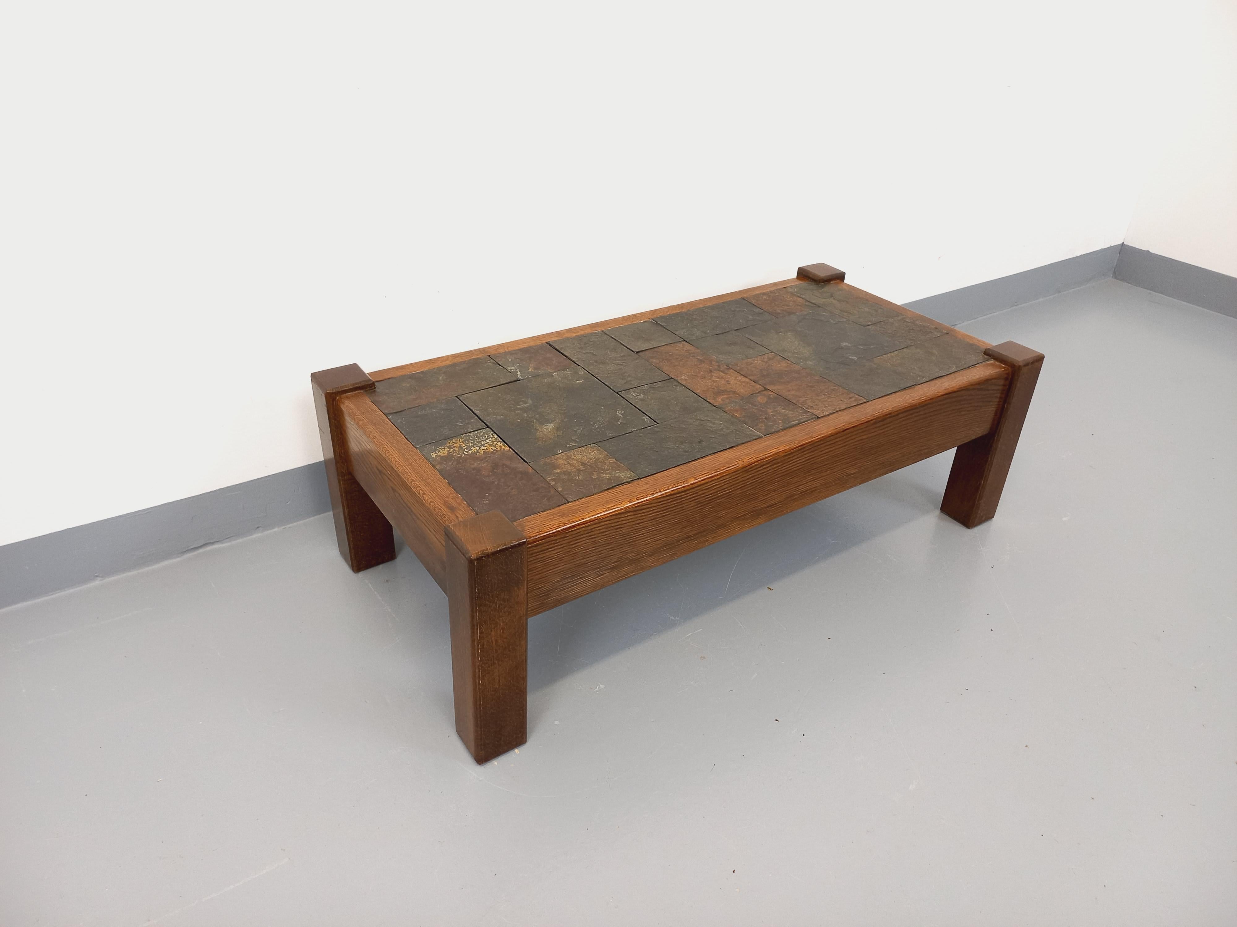 French Table basse vintage brutaliste en chêne et ardoise des années 60 70 For Sale