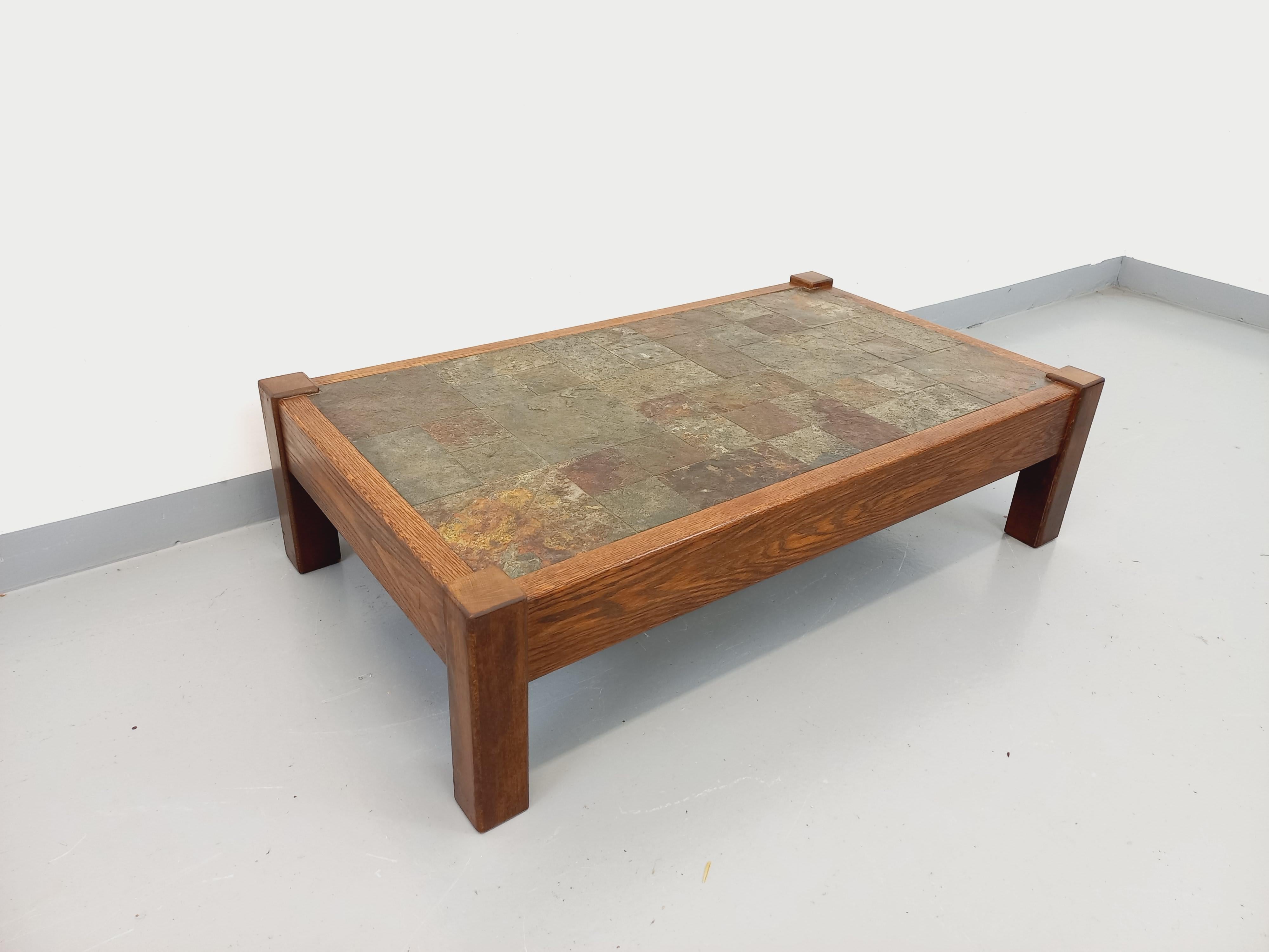 Table basse vintage brutaliste en chêne et ardoise des années 60 70 In Good Condition In BESANÇON, FR