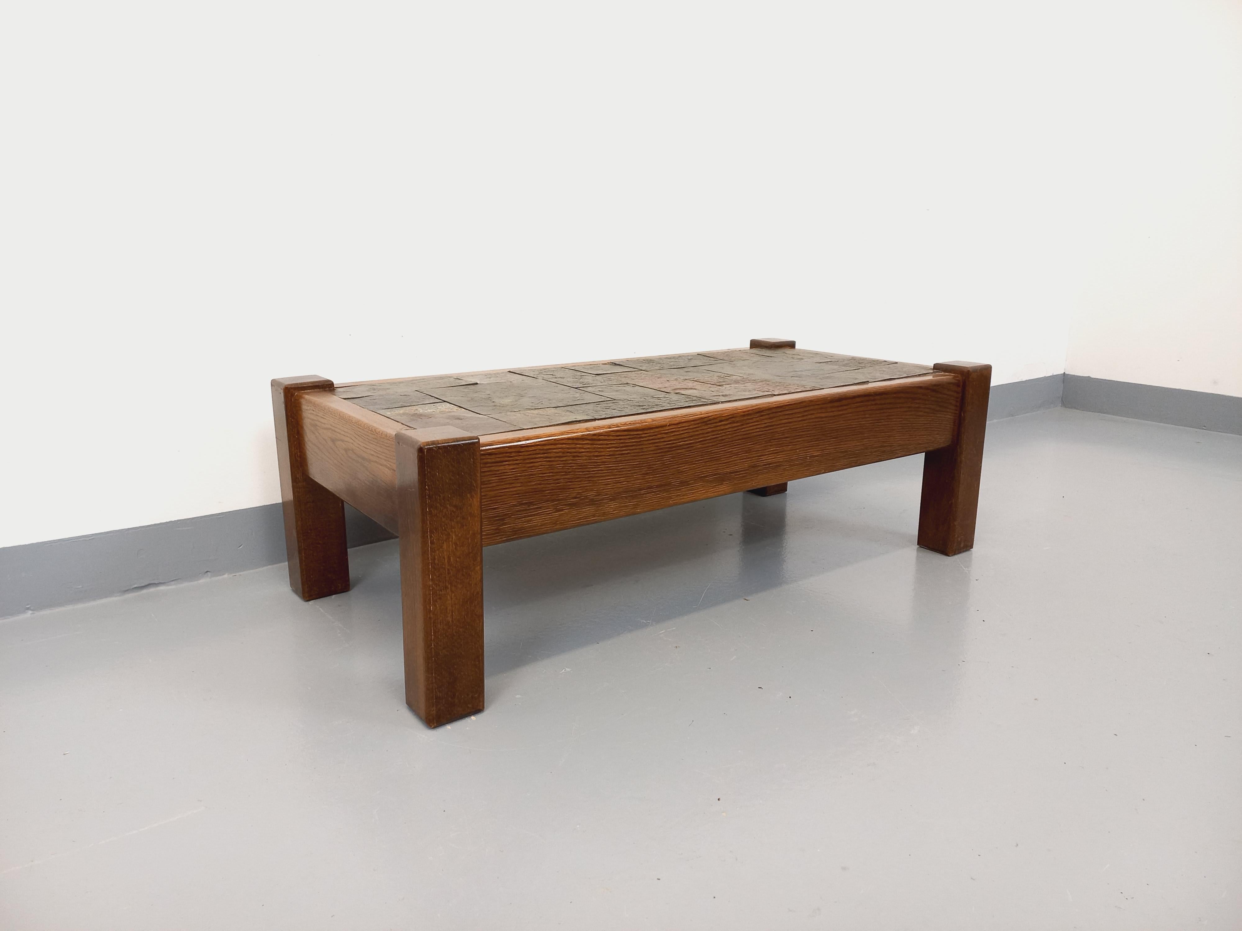 Table basse vintage brutaliste en chêne et ardoise des années 60 70 In Good Condition For Sale In BESANÇON, FR