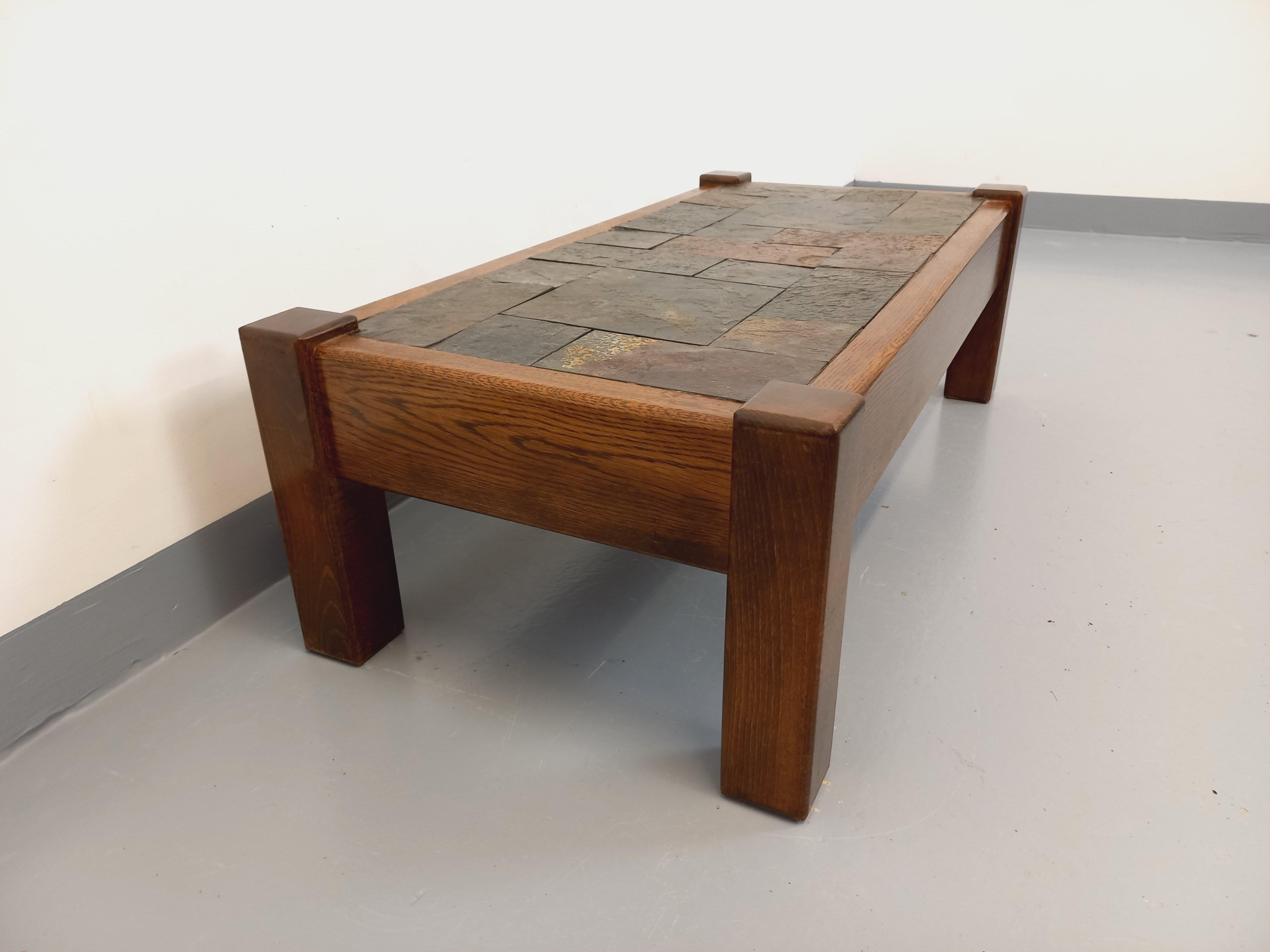 Mid-20th Century Table basse vintage brutaliste en chêne et ardoise des années 60 70 For Sale