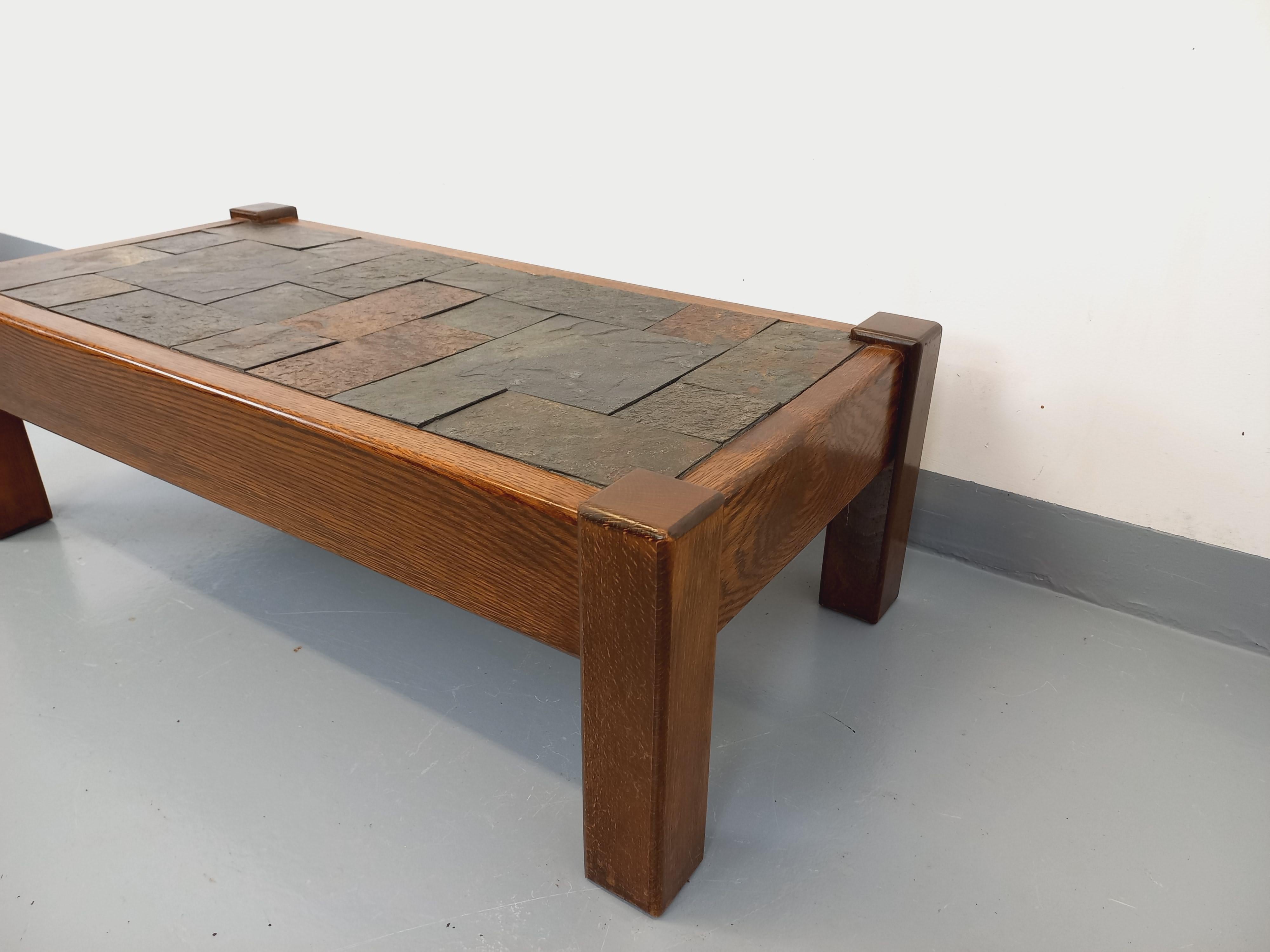 Wood Table basse vintage brutaliste en chêne et ardoise des années 60 70 For Sale
