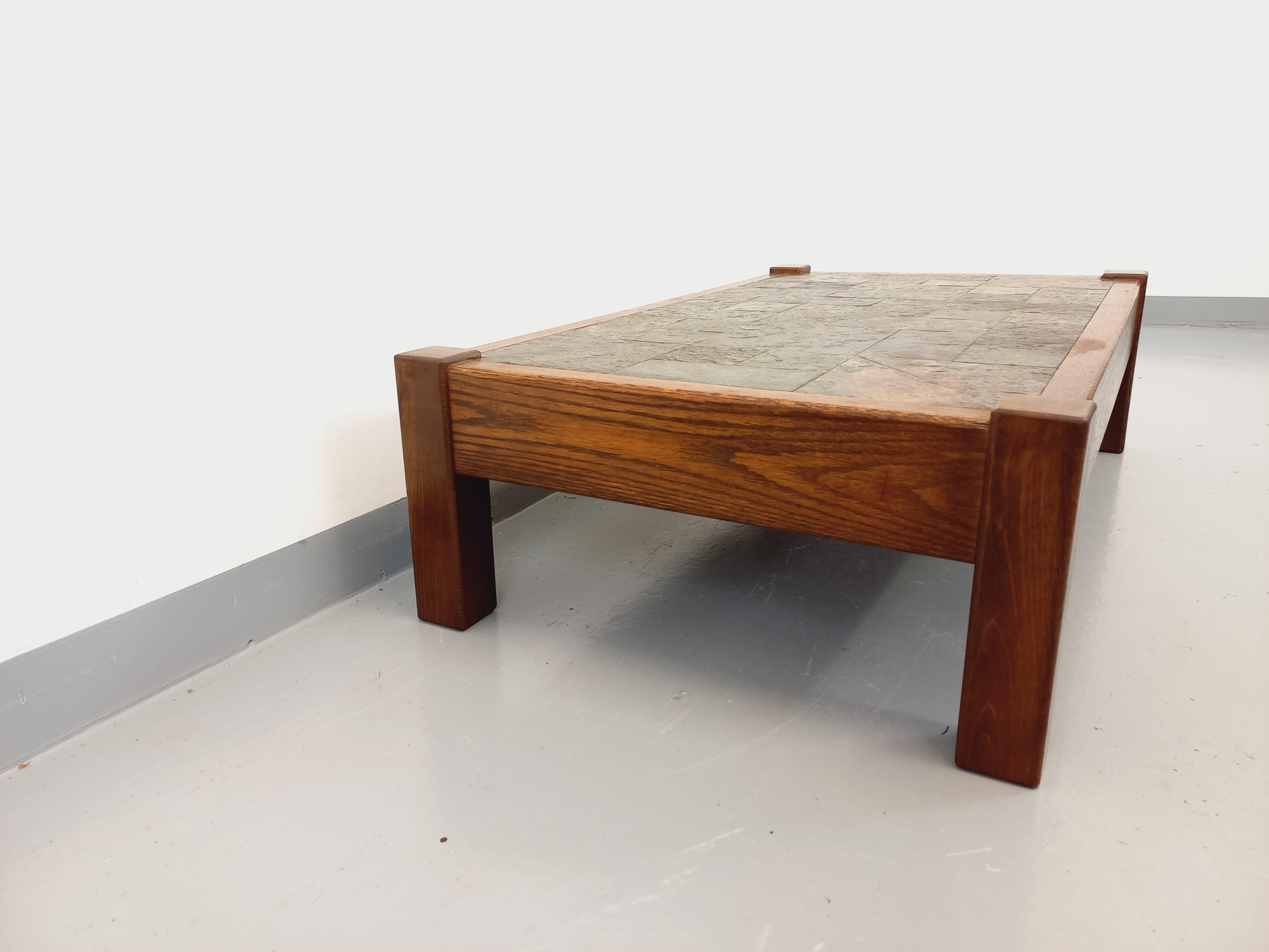 Table basse vintage brutaliste en chêne et ardoise des années 60 70 1