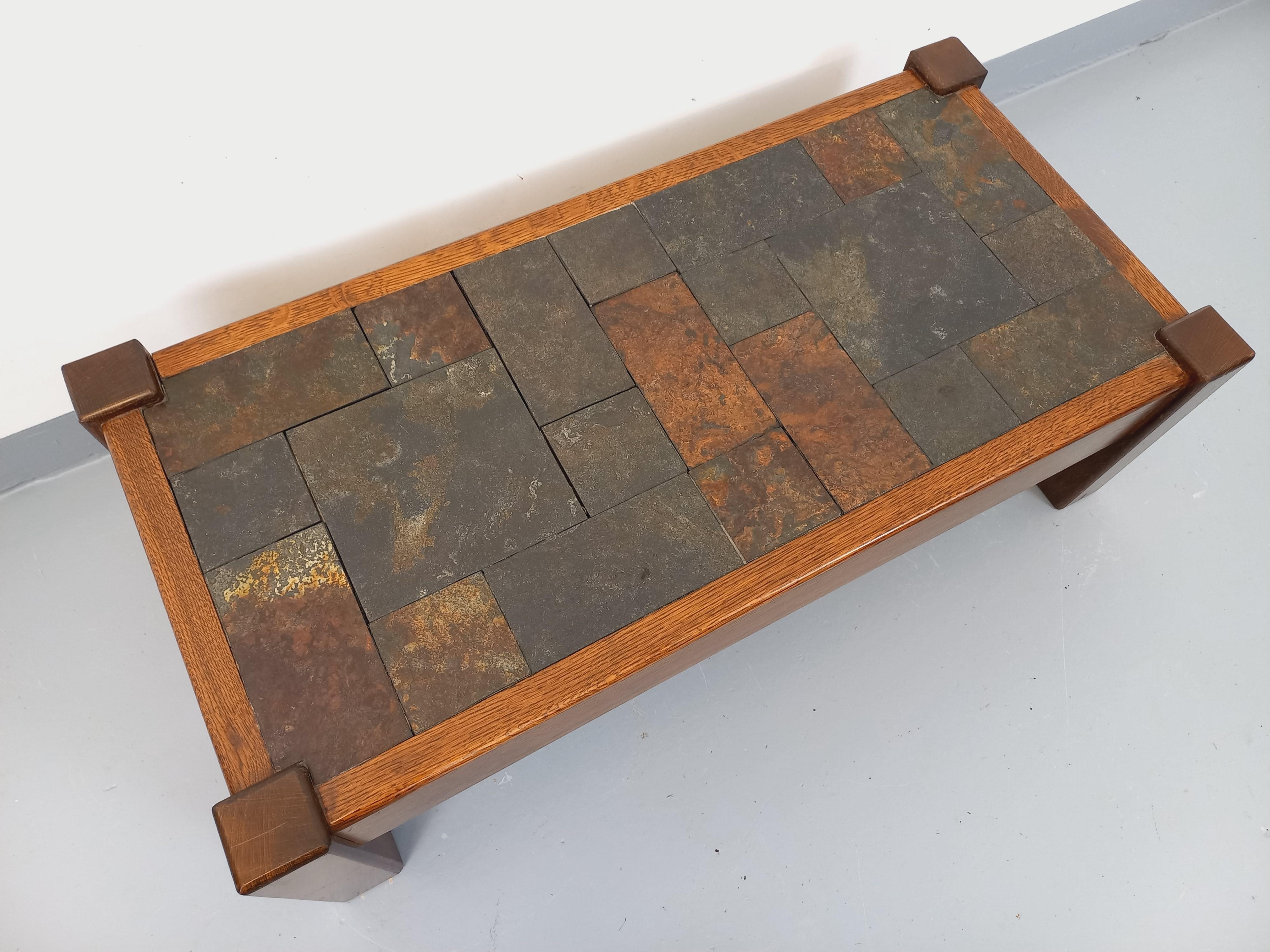 Table basse vintage brutaliste en chêne et ardoise des années 60 70 For Sale 1