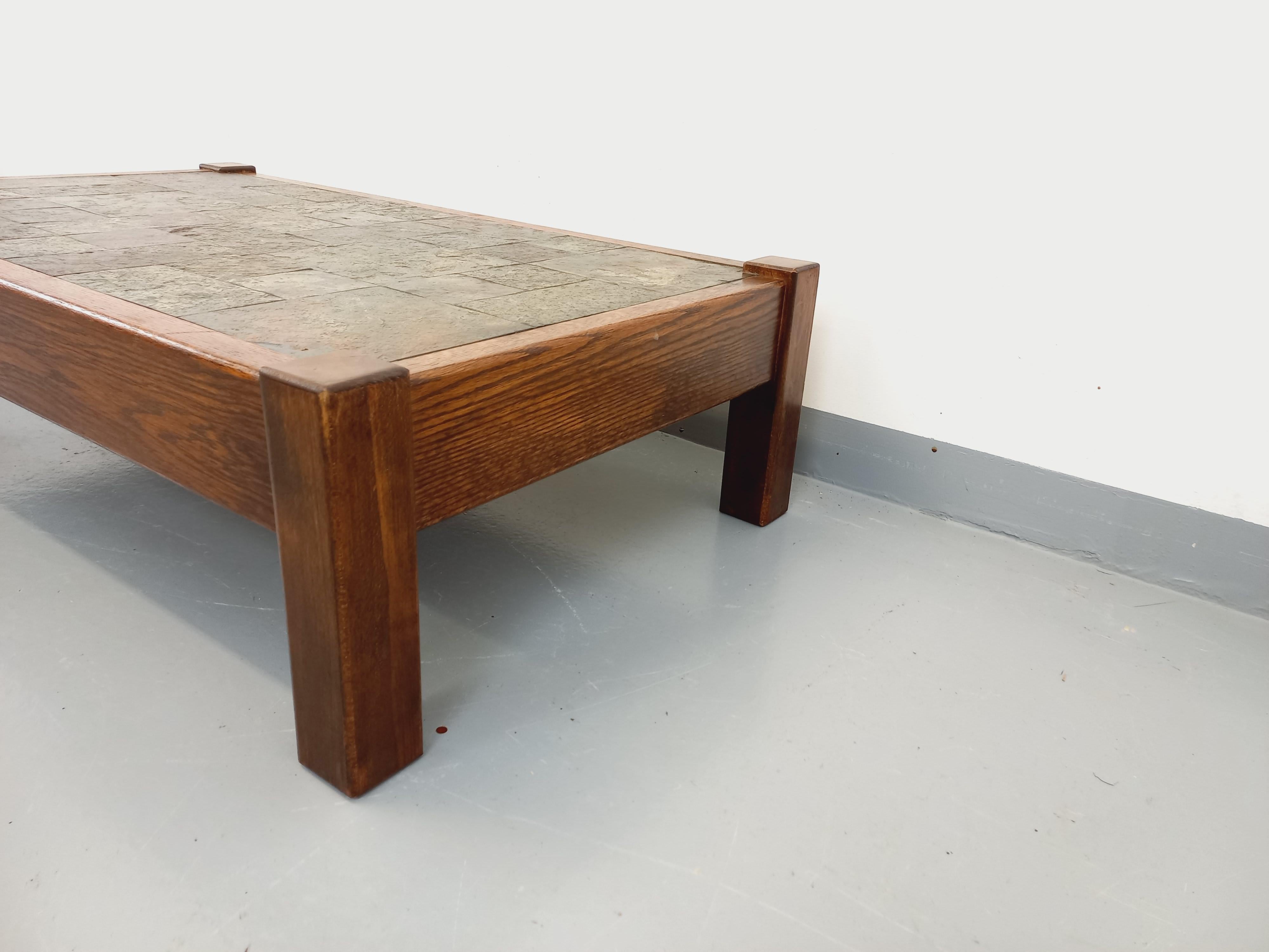 Table basse vintage brutaliste en chêne et ardoise des années 60 70 2