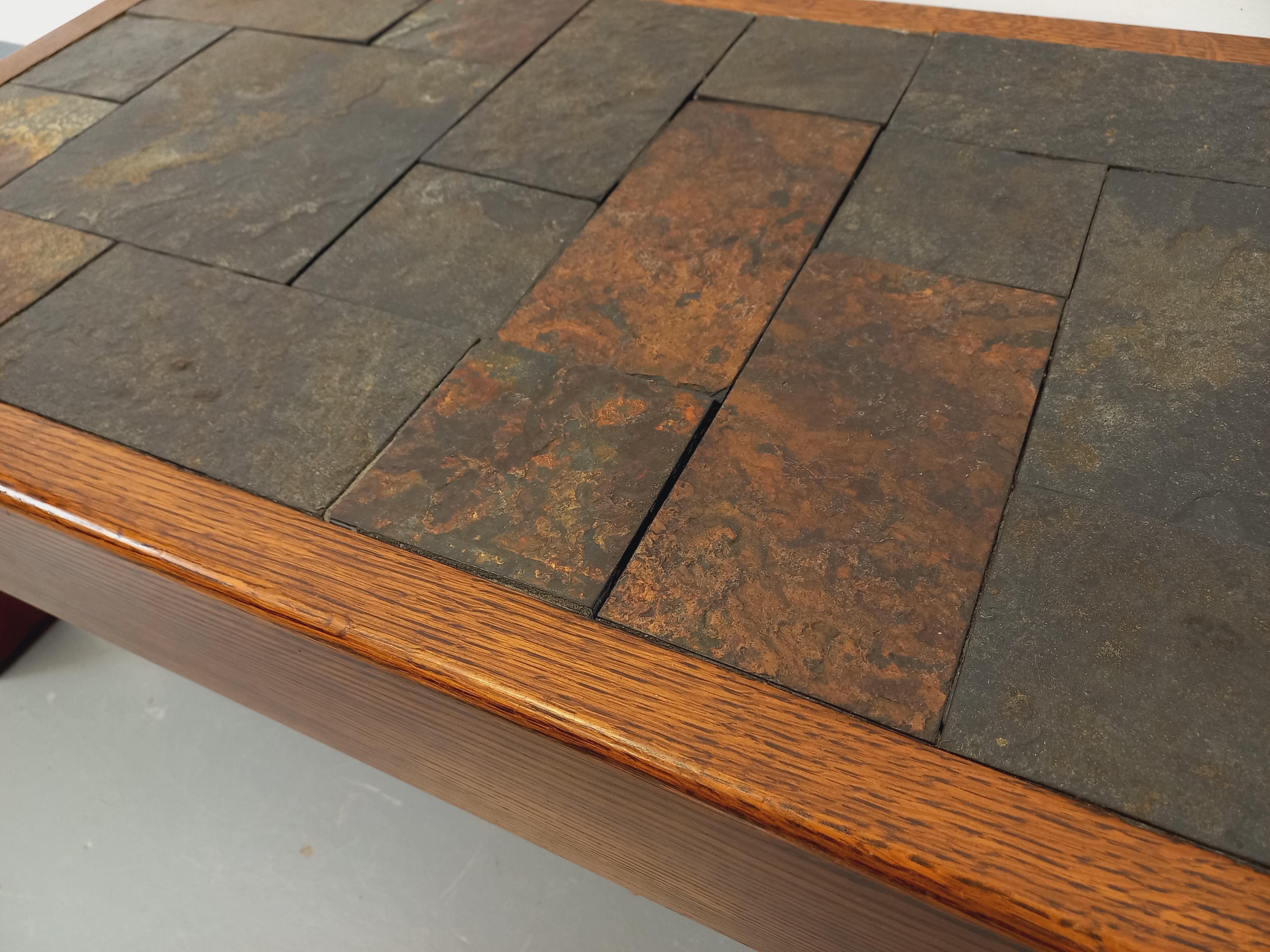 Table basse vintage brutaliste en chêne et ardoise des années 60 70 For Sale 2