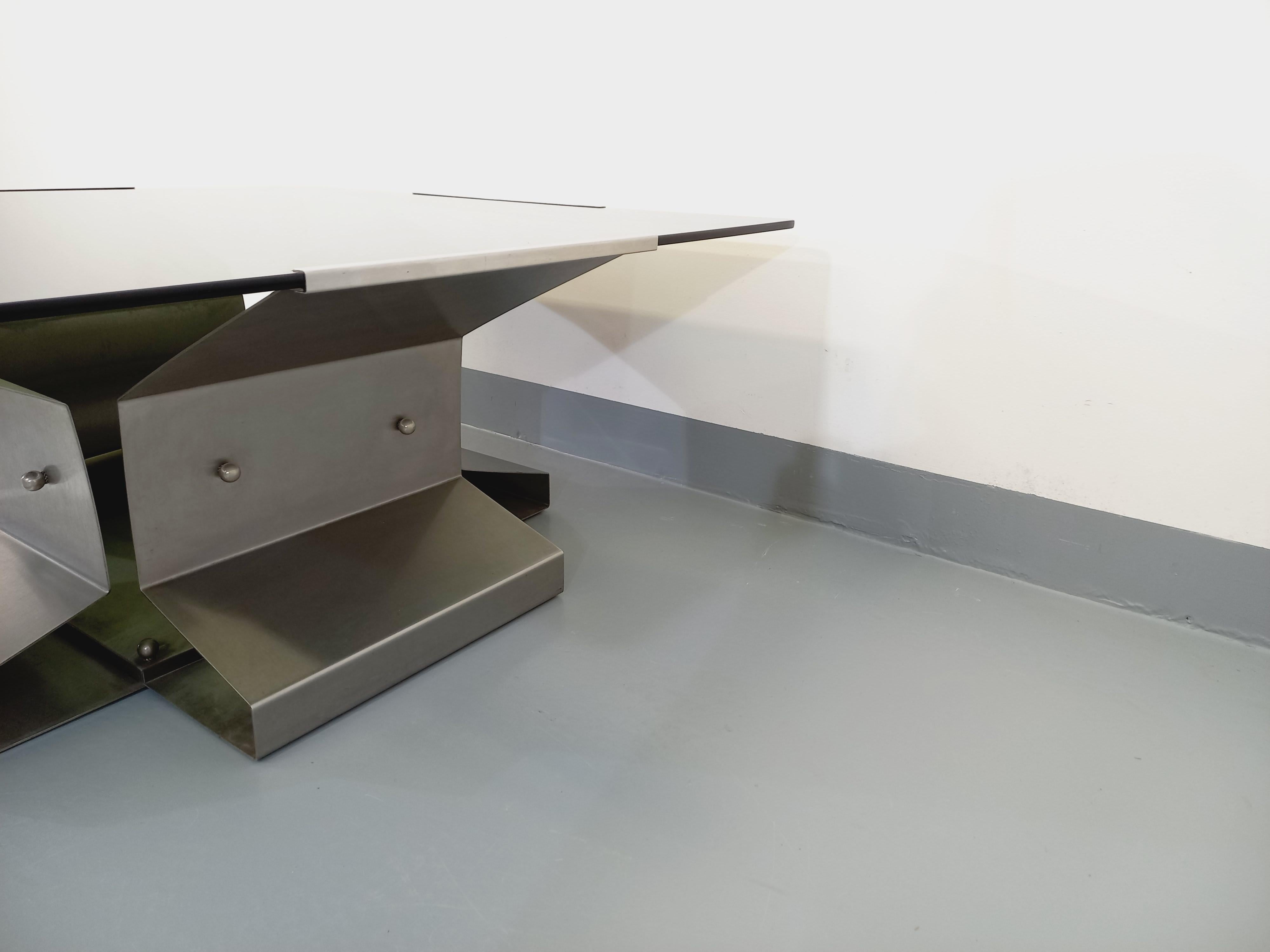 Table basse vintage carrée de François Monnet en acier et verre fumé années 70 3