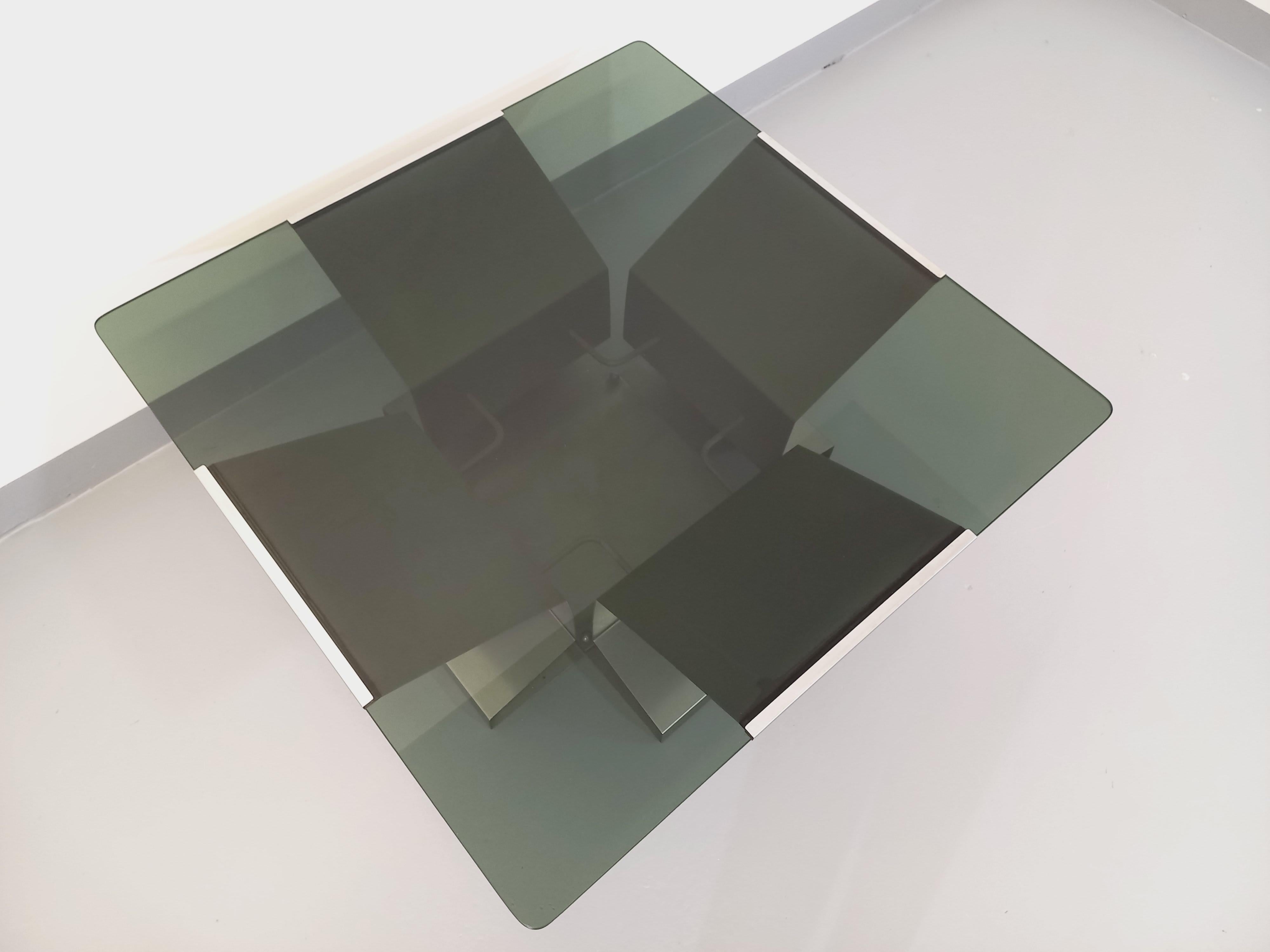 Français Table basse vintage carrée de François Monnet en acier et verre fumé années 70