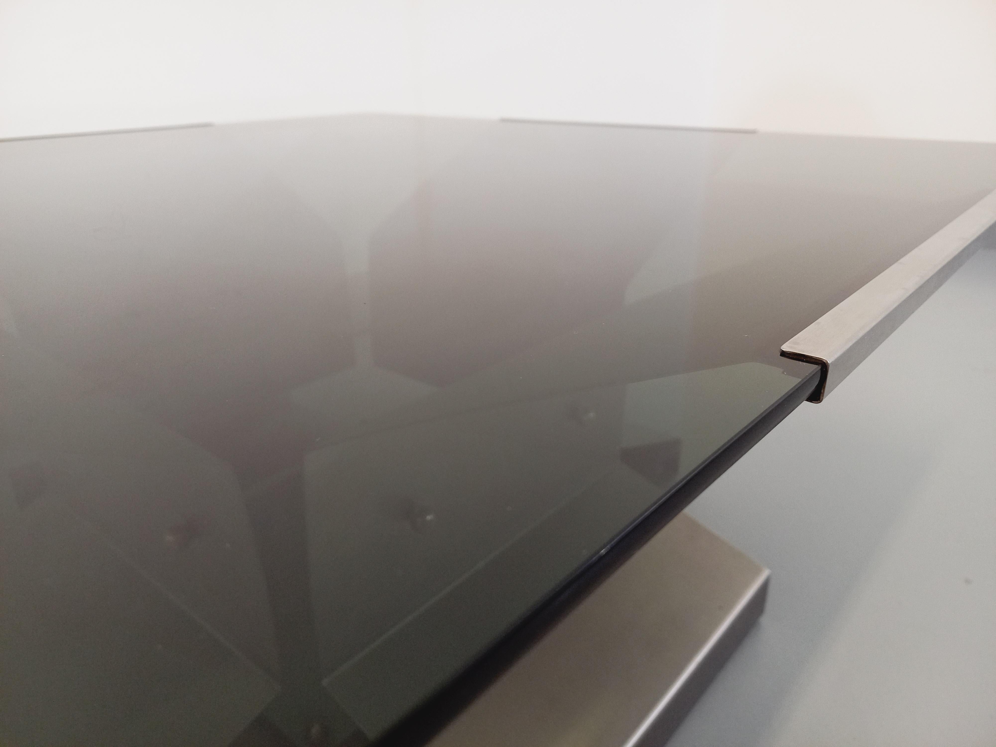 Table basse vintage carrée de François Monnet en acier et verre fumé années 70 Bon état à BESANÇON, FR