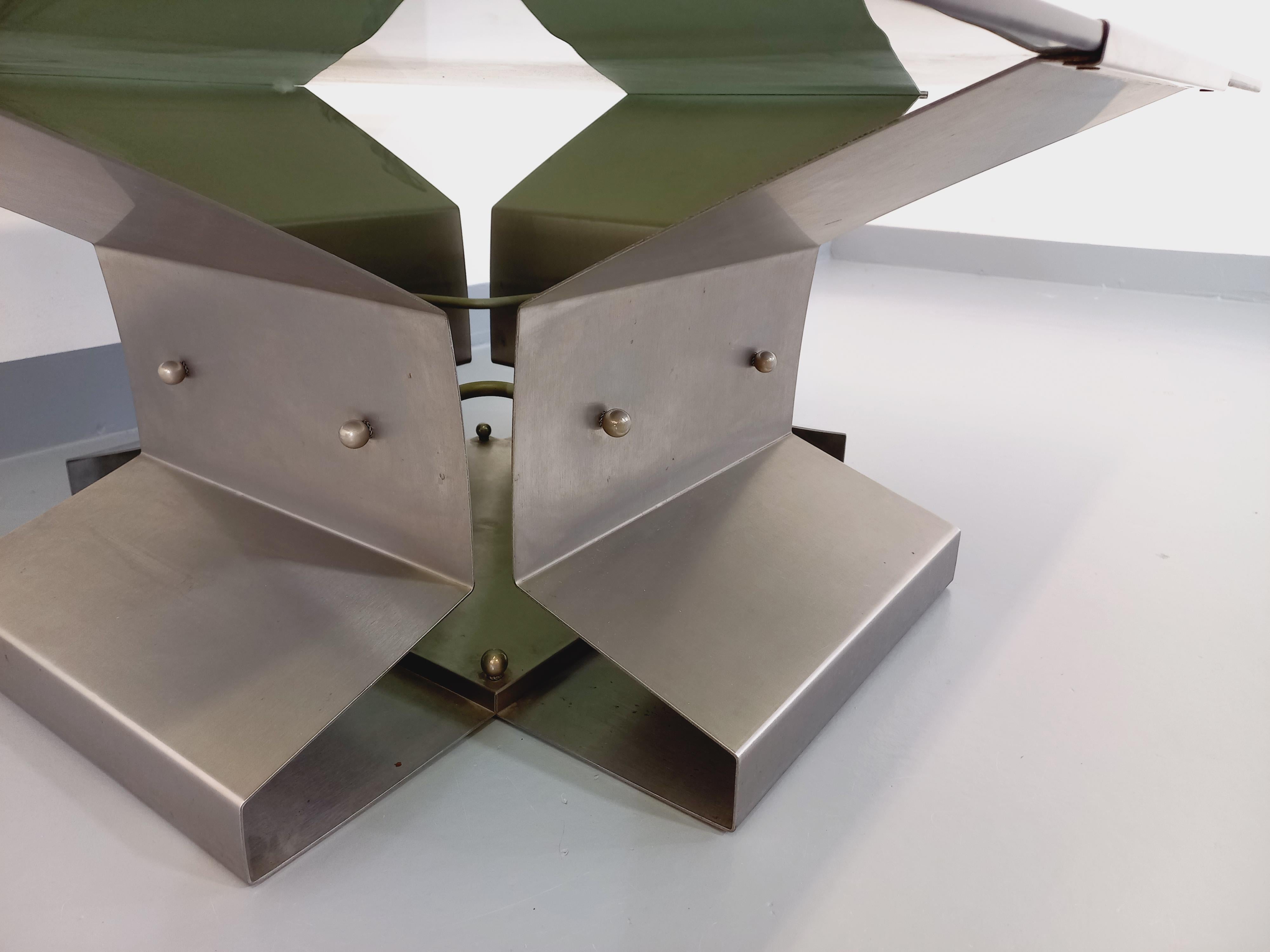 Fin du 20e siècle Table basse vintage carrée de François Monnet en acier et verre fumé années 70