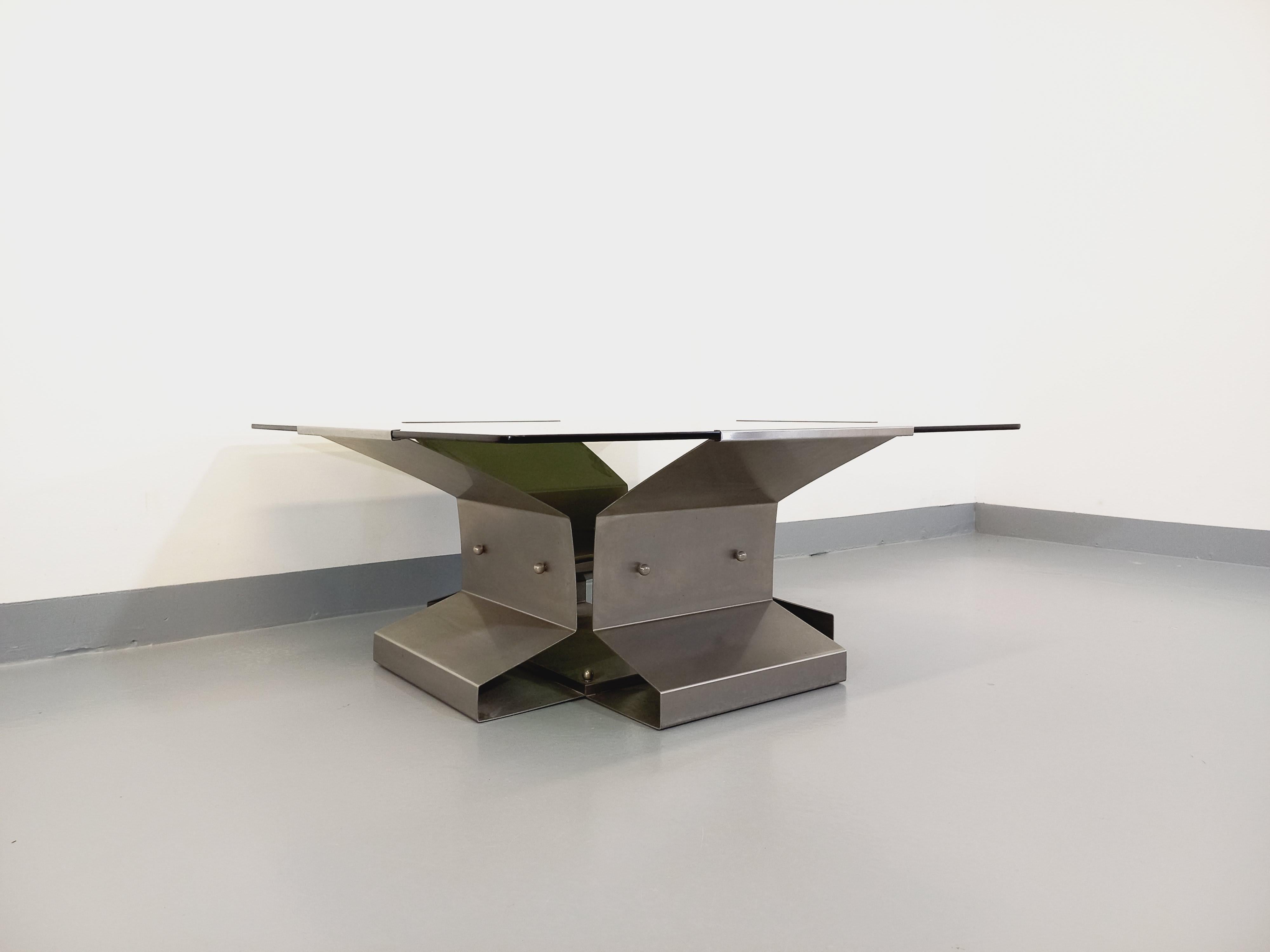 Métal Table basse vintage carrée de François Monnet en acier et verre fumé années 70
