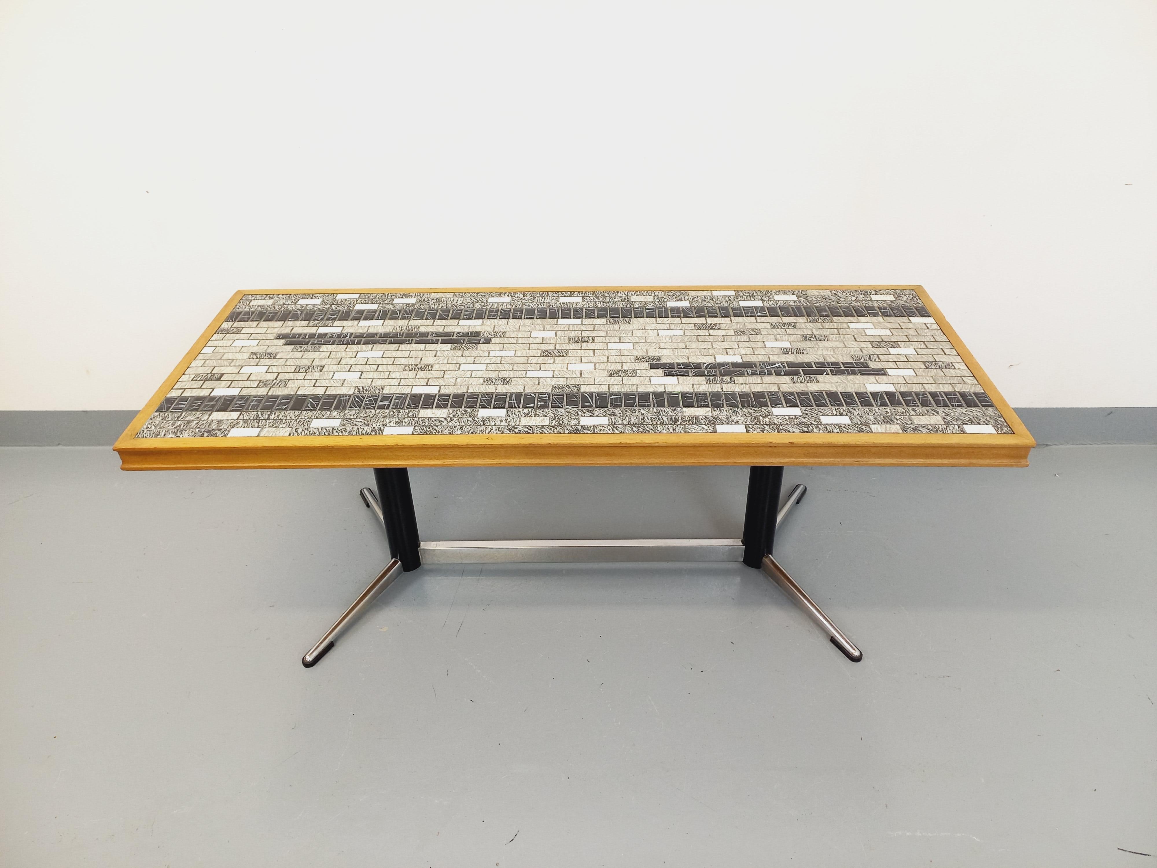 Niedriger Vintage-Tisch aus den 60er und 70er Jahren aus Stahl, Holz und Metall im Angebot 4