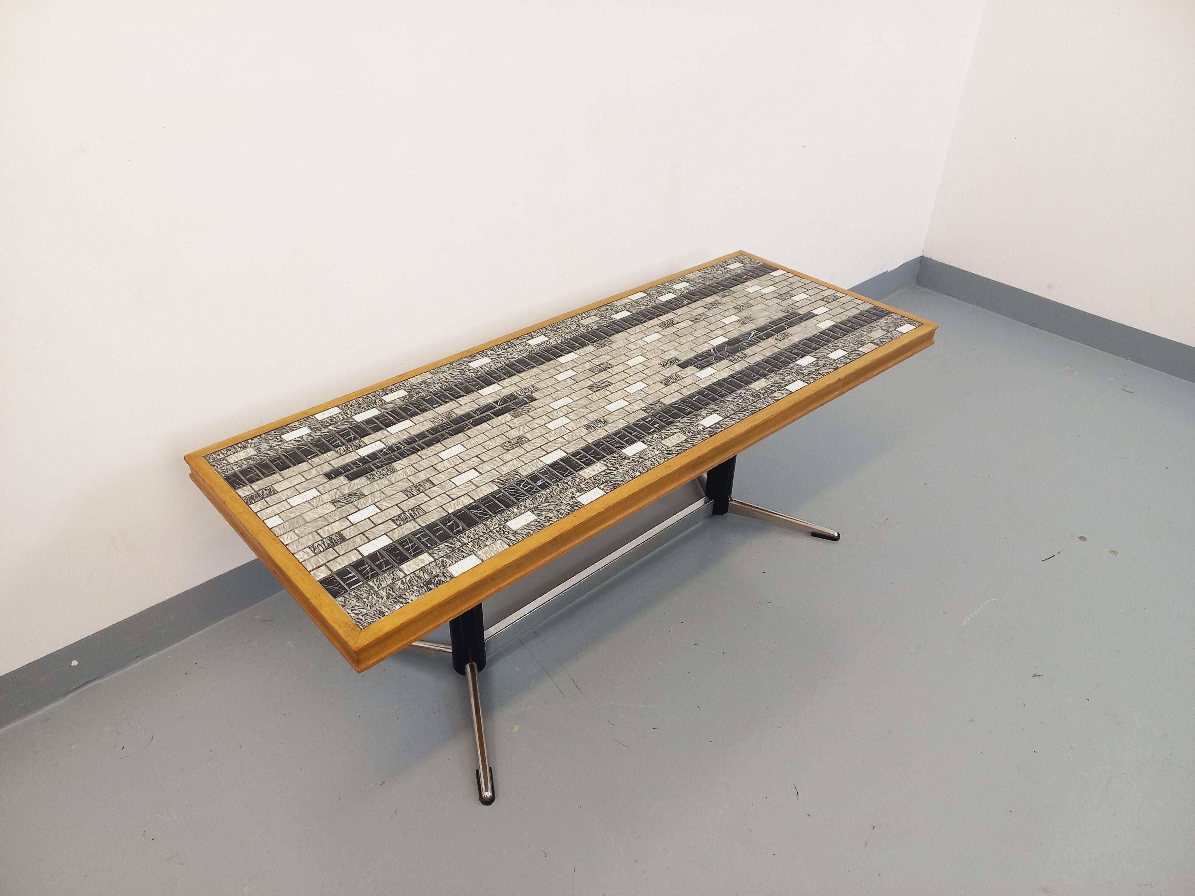 Niedriger Vintage-Tisch aus den 60er und 70er Jahren aus Stahl, Holz und Metall im Angebot 9