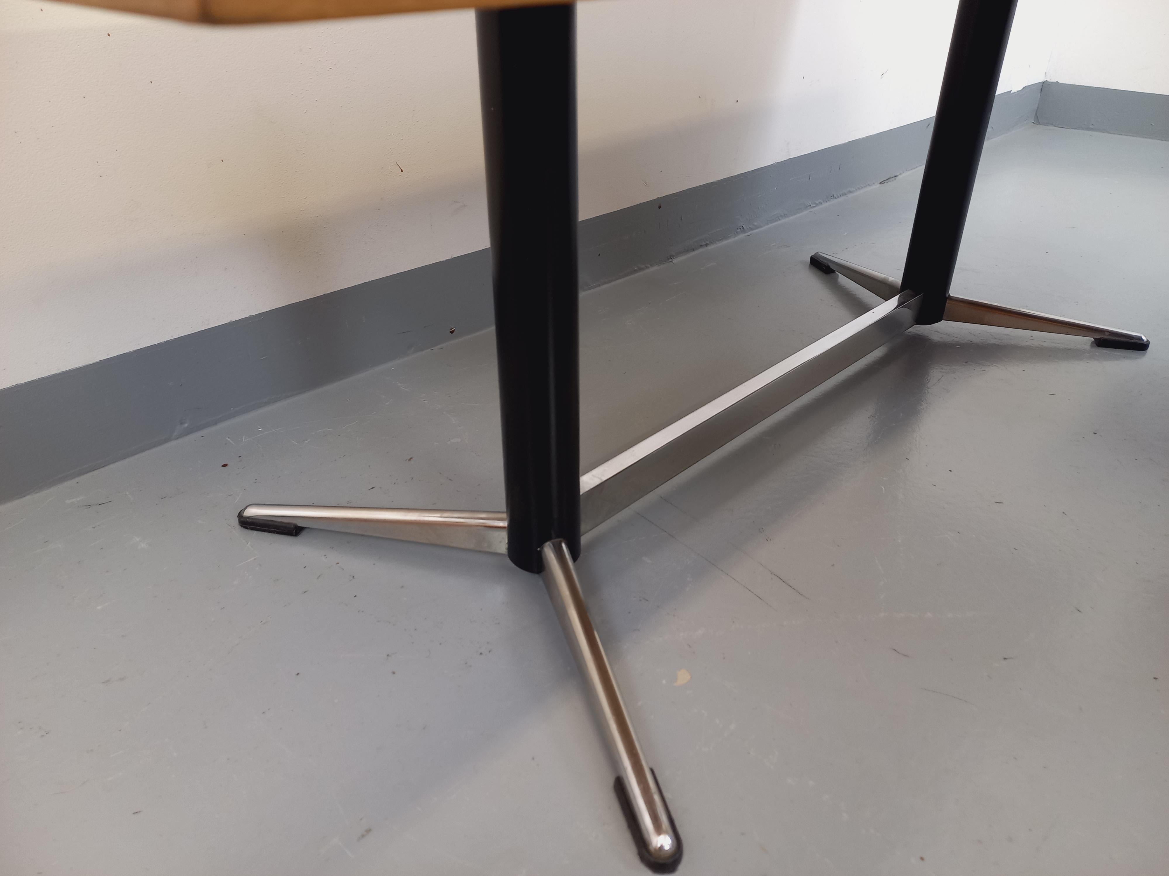 Table basse vintage des années 60 70. Plateau aus hellem Holz und kleine Kreise aus schwarzem und grünem Marmor, Verstrebungen aus schwarzem und verchromtem Metall. Très bon état général avec signes du temps qui passe sur le bois.
Ref 220 119
Länge