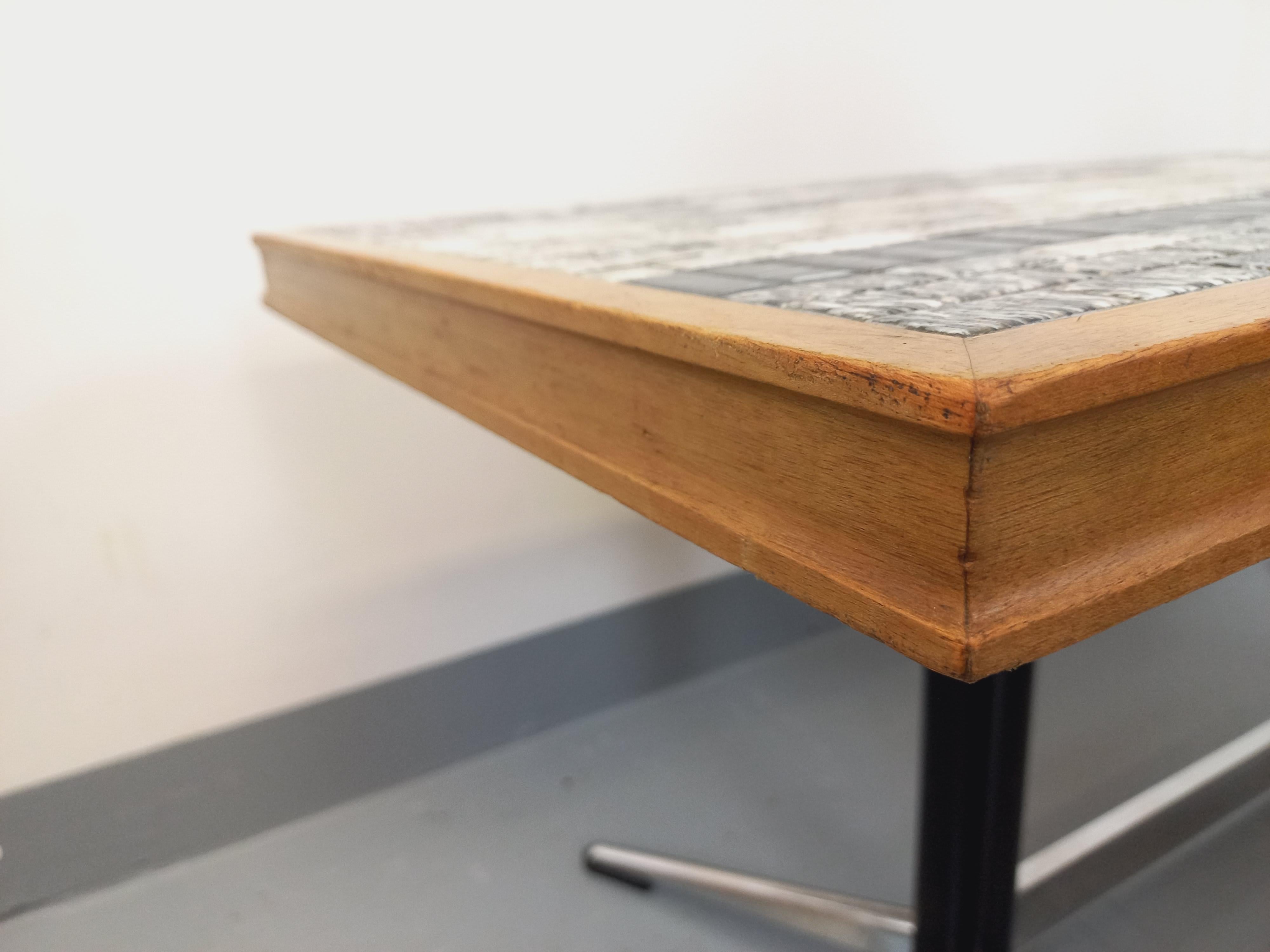 Niedriger Vintage-Tisch aus den 60er und 70er Jahren aus Stahl, Holz und Metall (Moderne der Mitte des Jahrhunderts) im Angebot