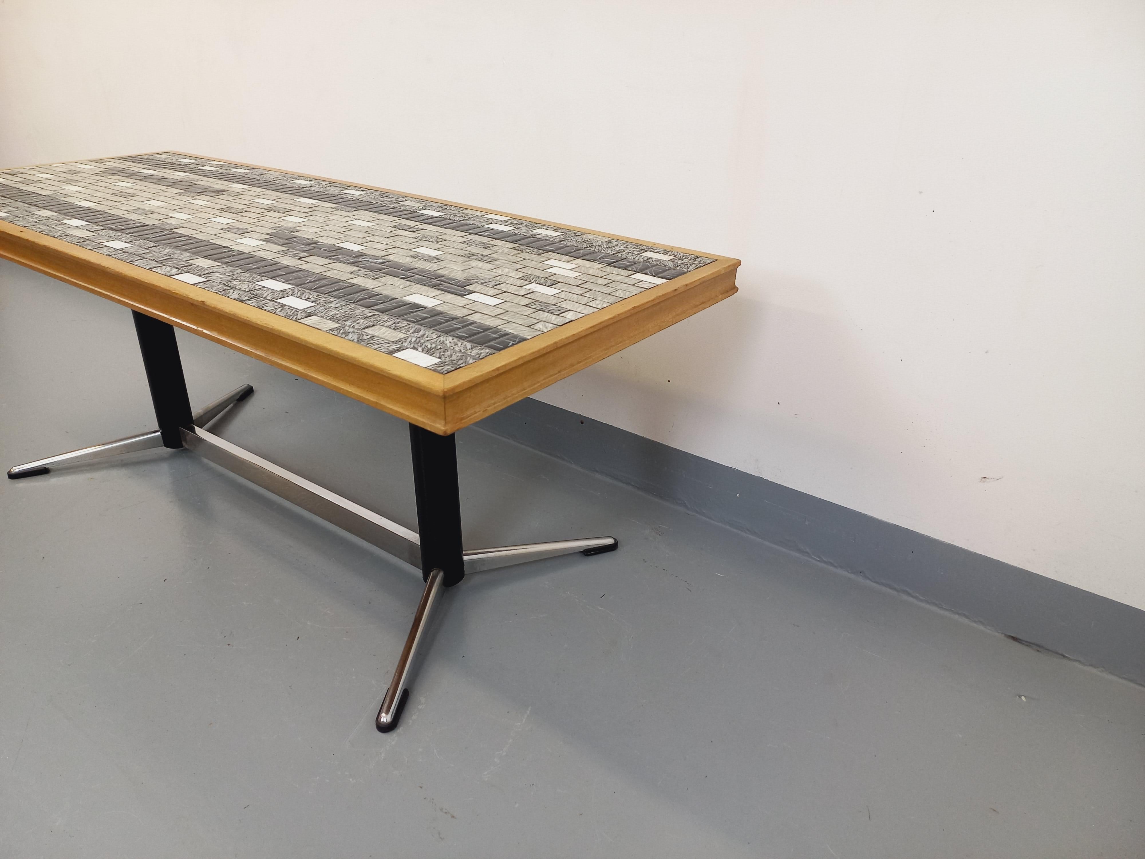 Niedriger Vintage-Tisch aus den 60er und 70er Jahren aus Stahl, Holz und Metall (Ende des 20. Jahrhunderts) im Angebot