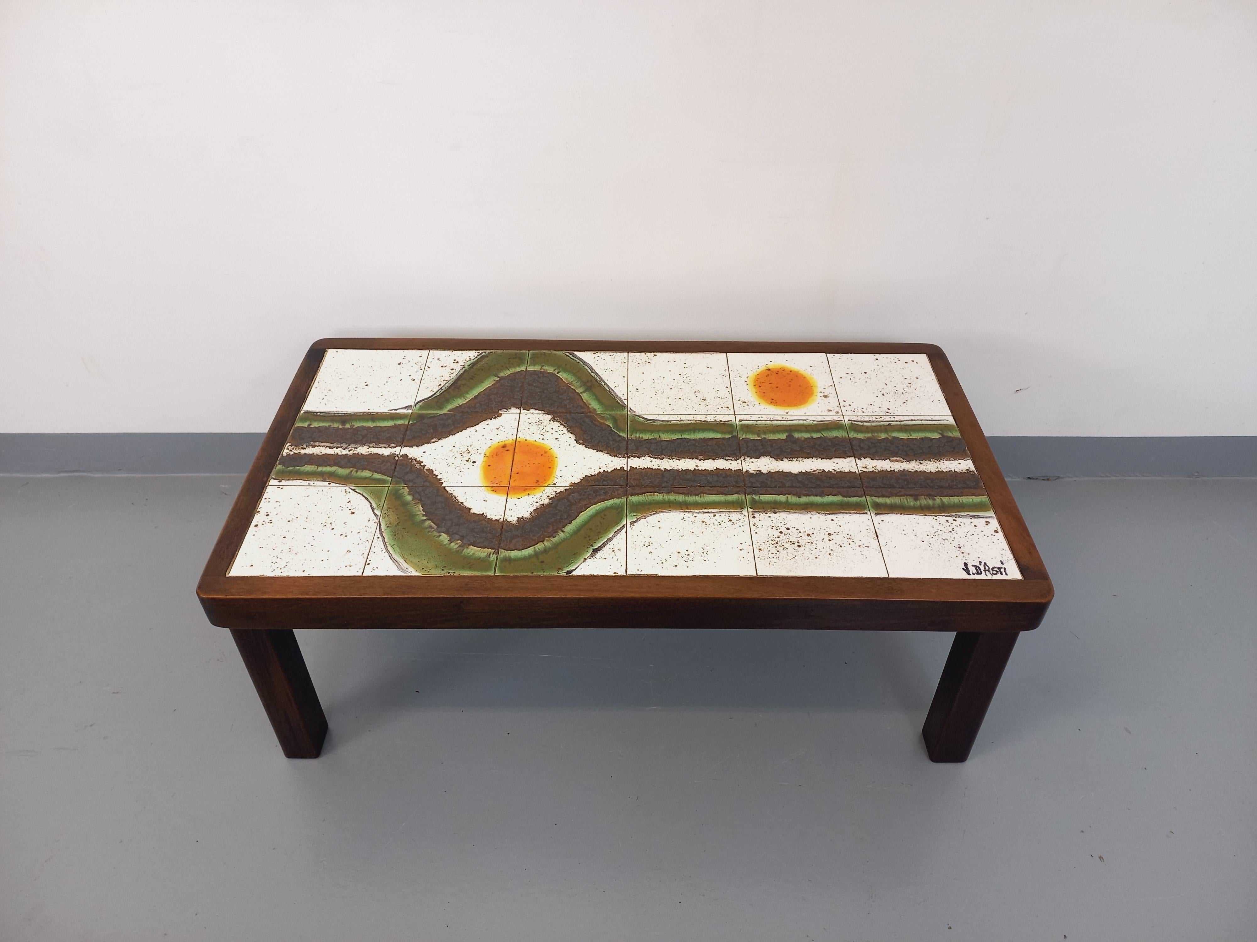 Table basse vintage en bois foncé et céramique de Vallauris signée Jean d’Asti 3