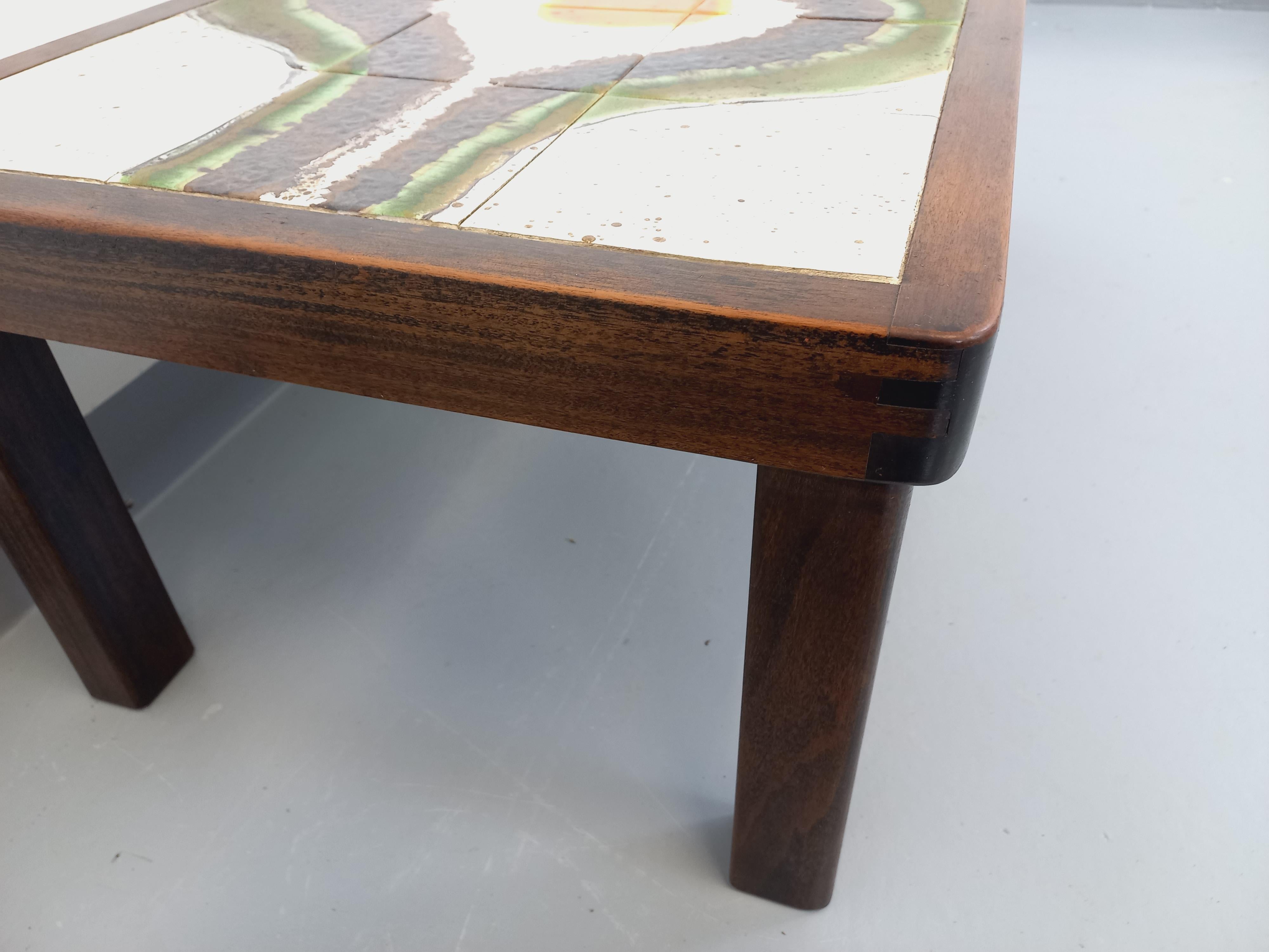 Table basse vintage en bois foncé et céramique de Vallauris signée Jean d’Asti 8