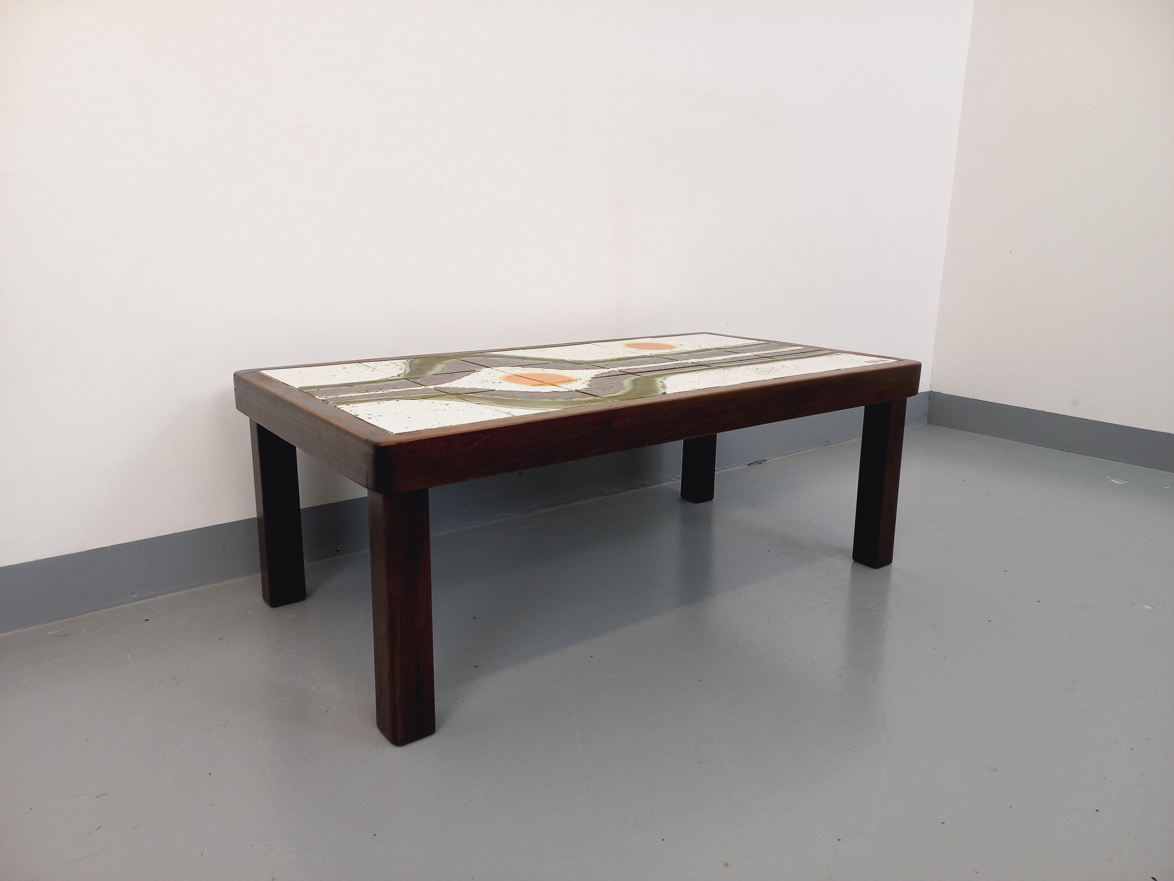 Table basse vintage en bois foncé et céramique de Vallauris signée Jean d’Asti 10
