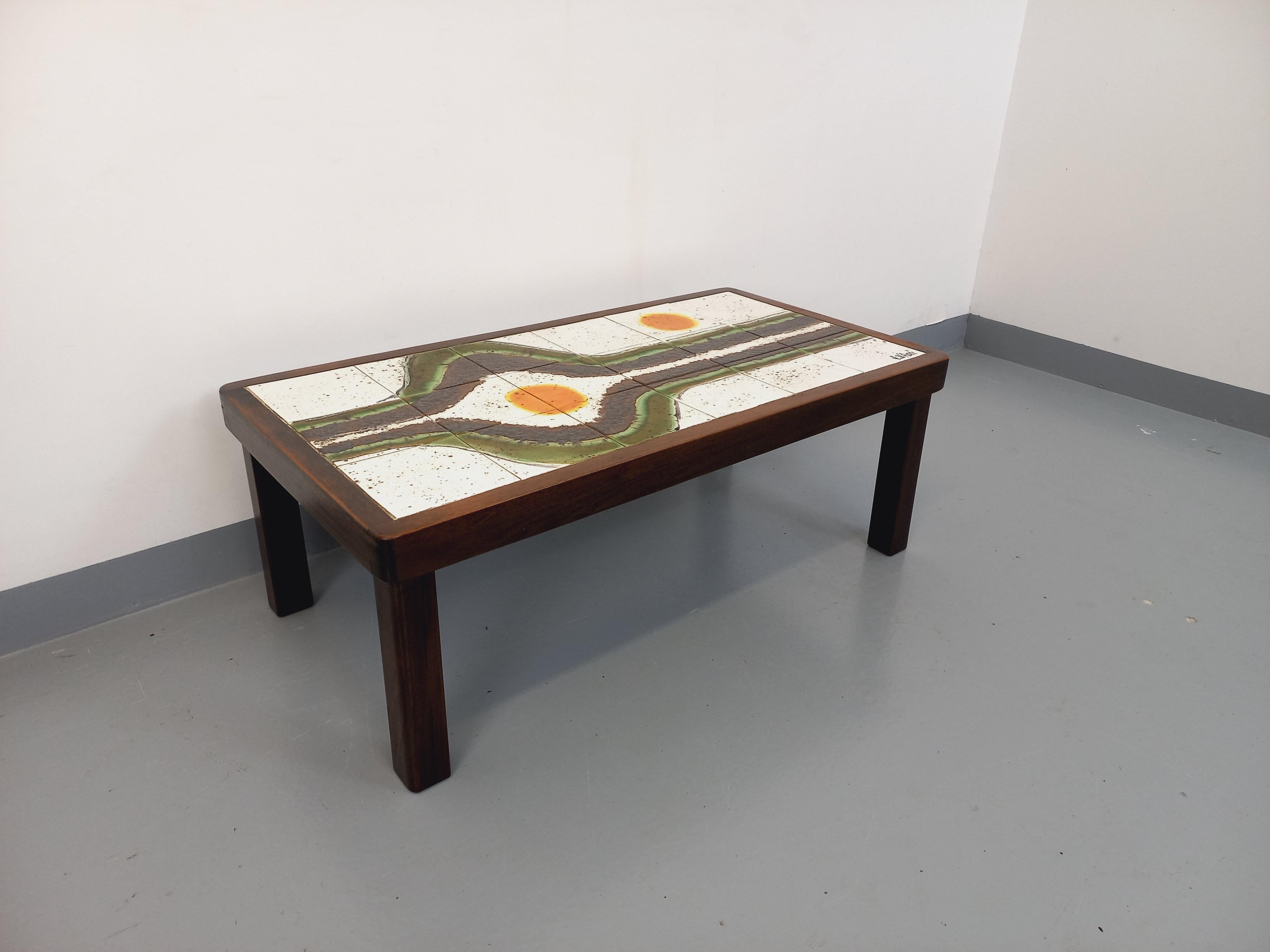 Table basse vintage en bois foncé et céramique de Vallauris signée Jean d’Asti 11