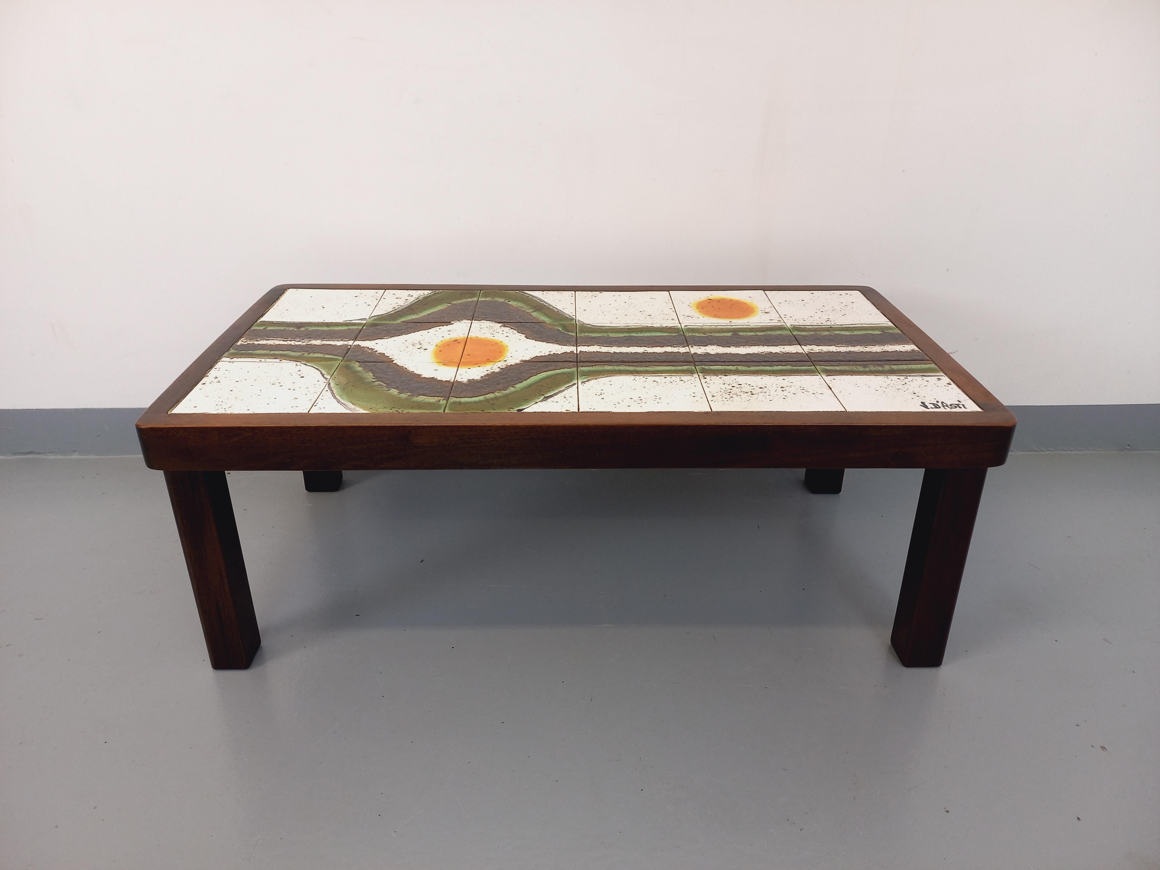 Table basse vintage en bois foncé et céramique de Vallauris signée Jean d’Asti 12