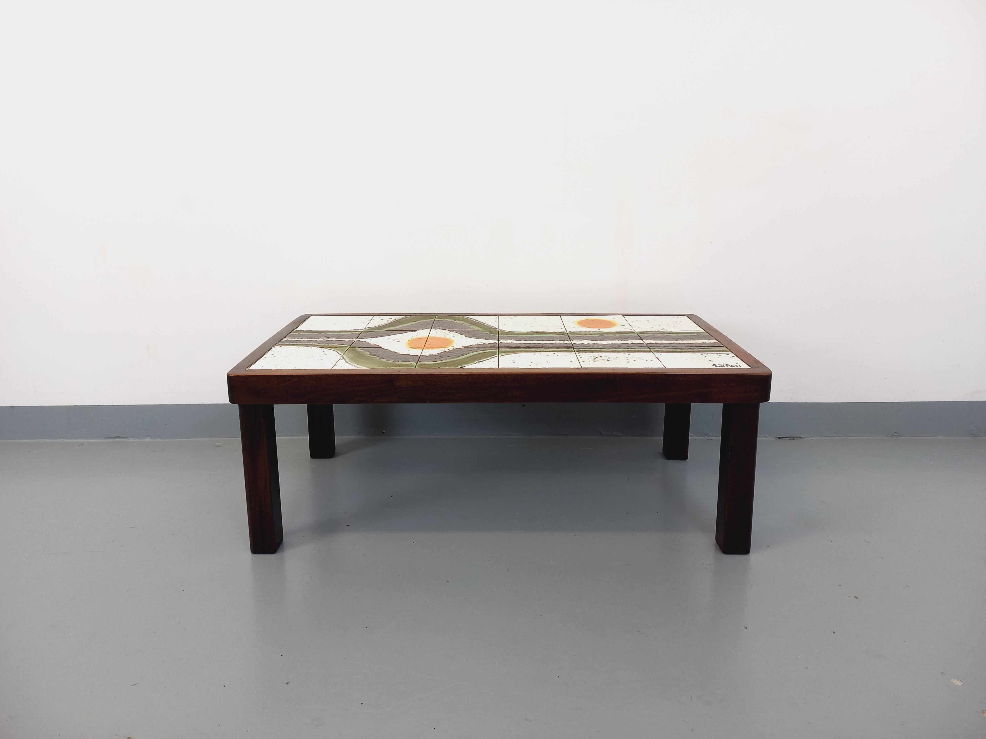 Table basse vintage en bois foncé et céramique de Vallauris signée Jean d’Asti 13