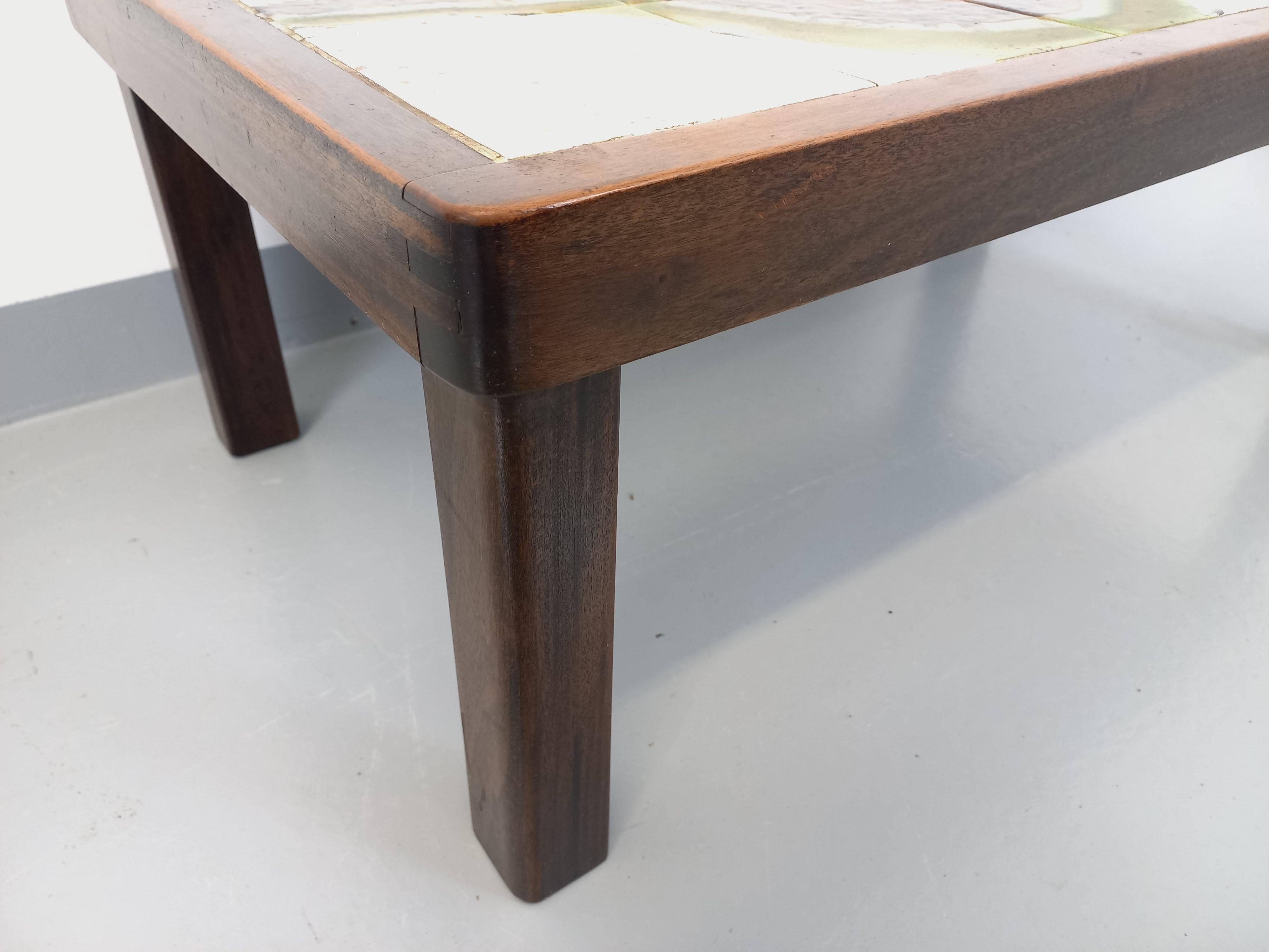 French Table basse vintage en bois foncé et céramique de Vallauris signée Jean d’Asti