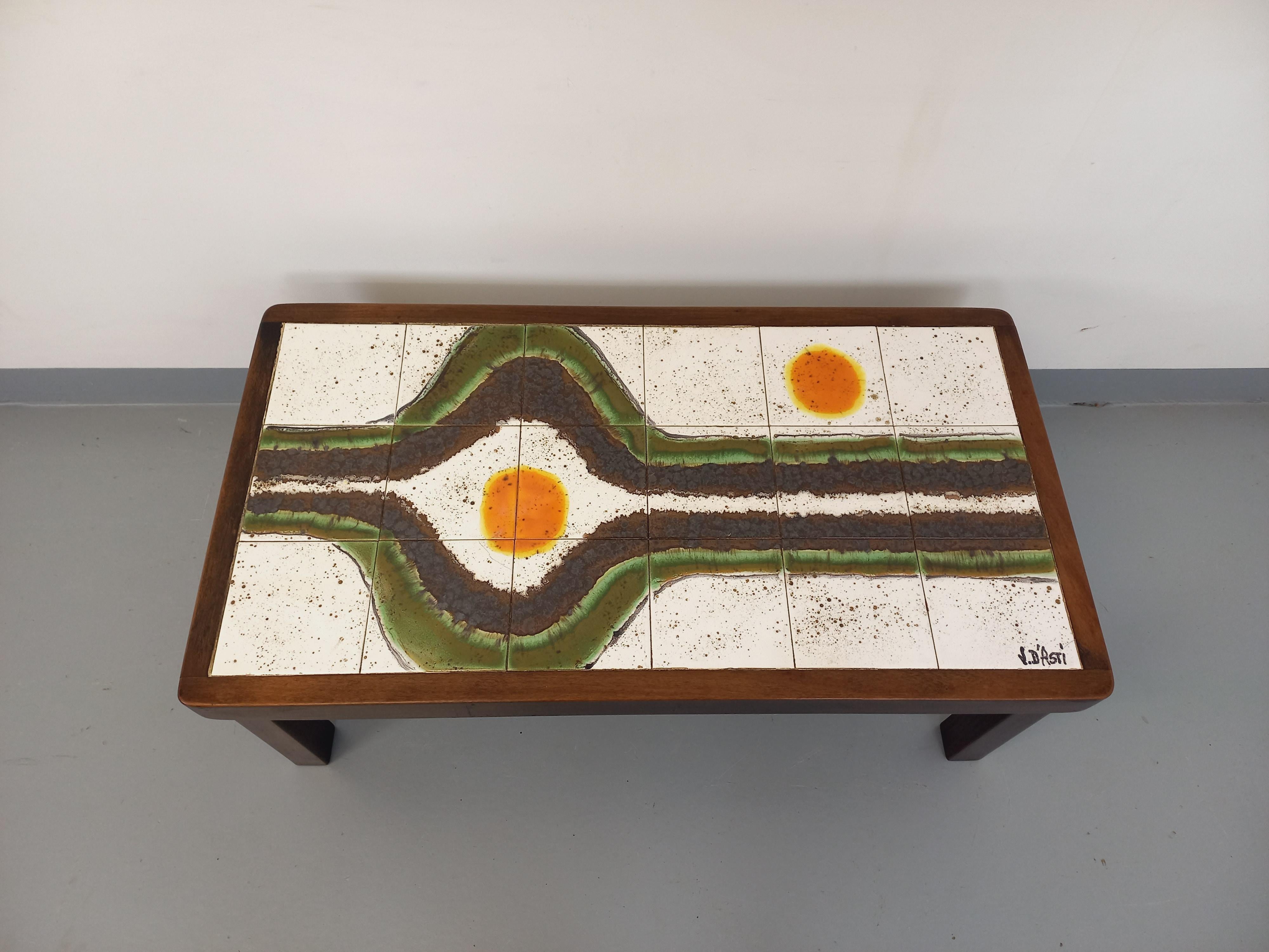 Mid-20th Century Table basse vintage en bois foncé et céramique de Vallauris signée Jean d’Asti