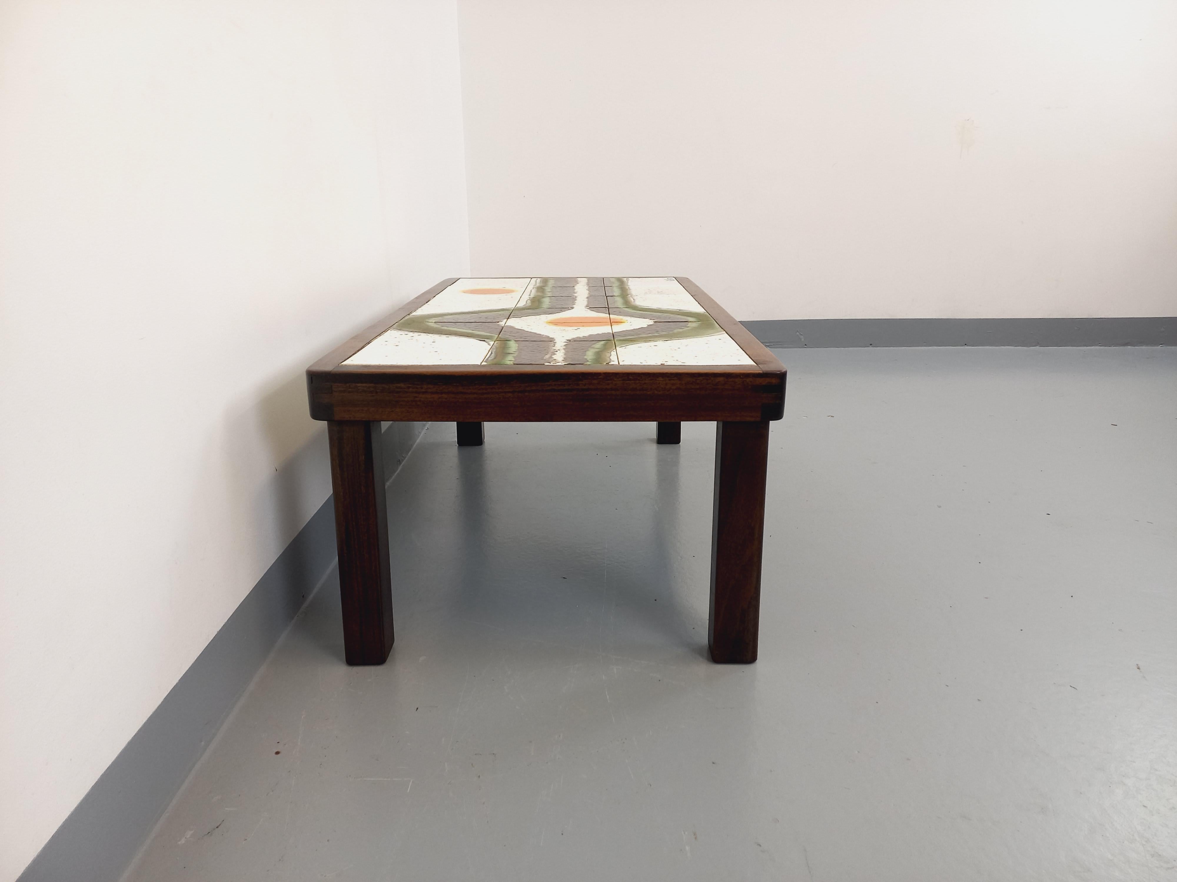 Table basse vintage en bois foncé et céramique de Vallauris signée Jean d’Asti 1