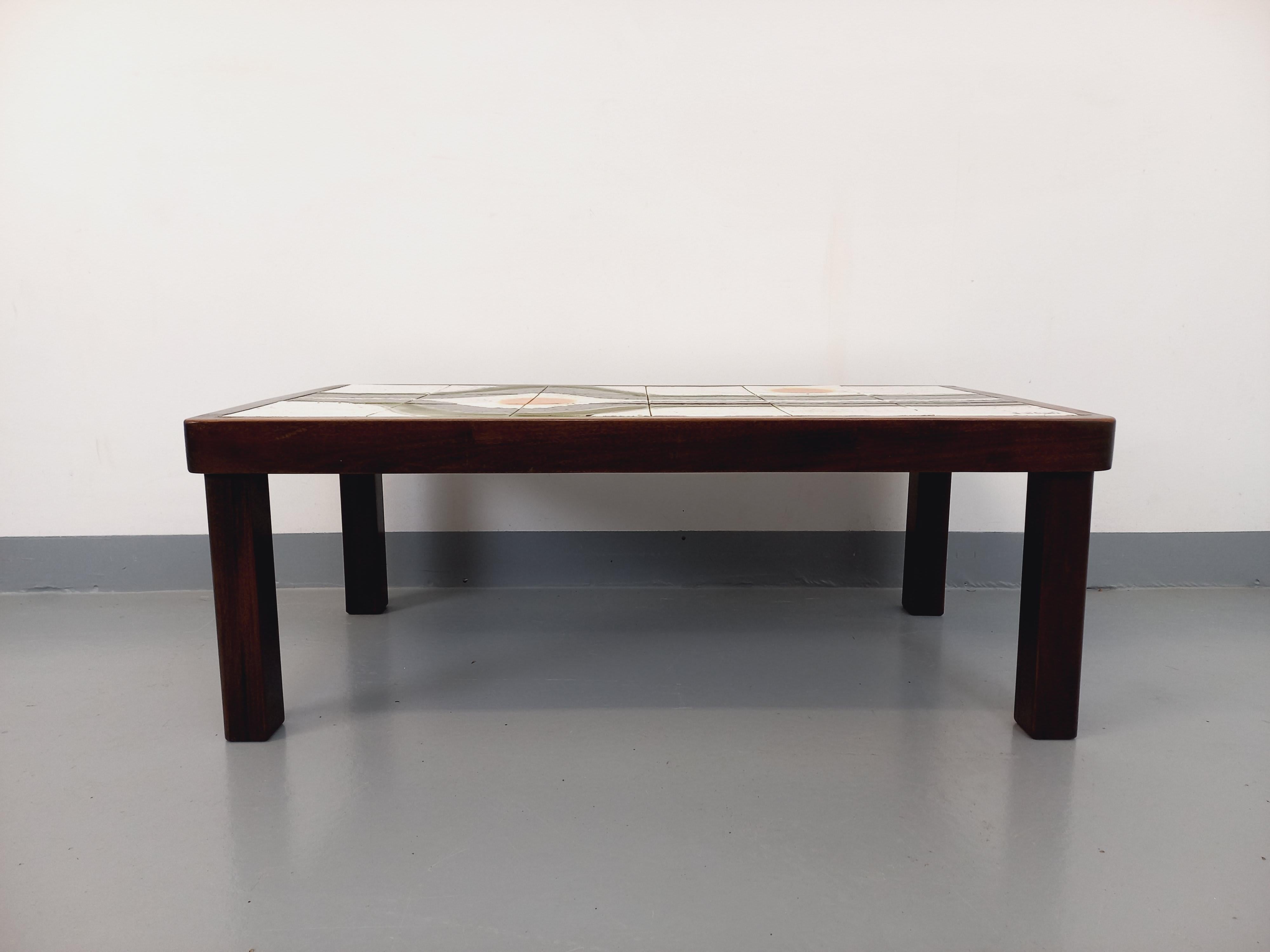 Table basse vintage en bois foncé et céramique de Vallauris signée Jean d’Asti 2