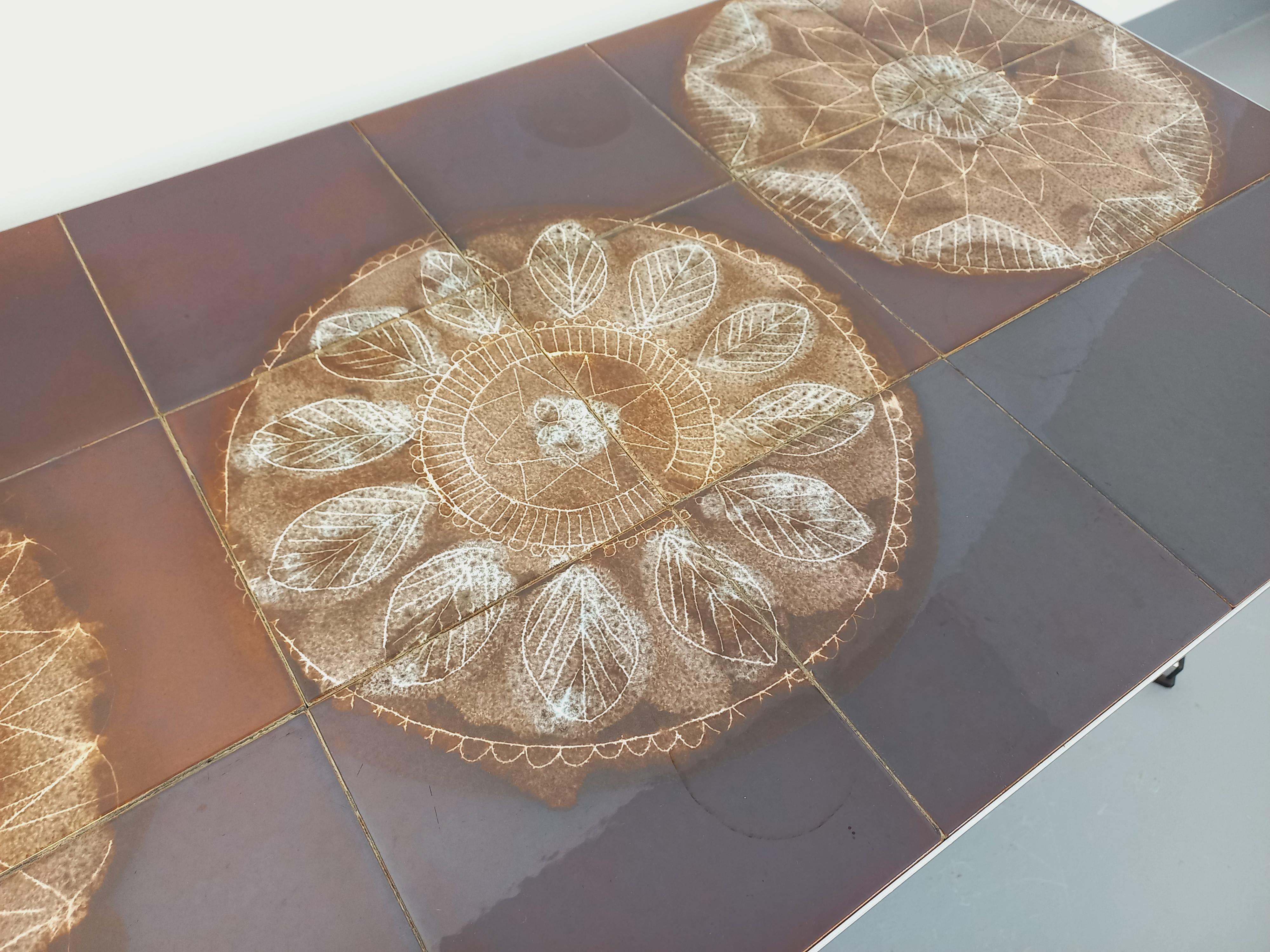 Table basse vintage en céramique et métal chromé des années 70 en vente 3