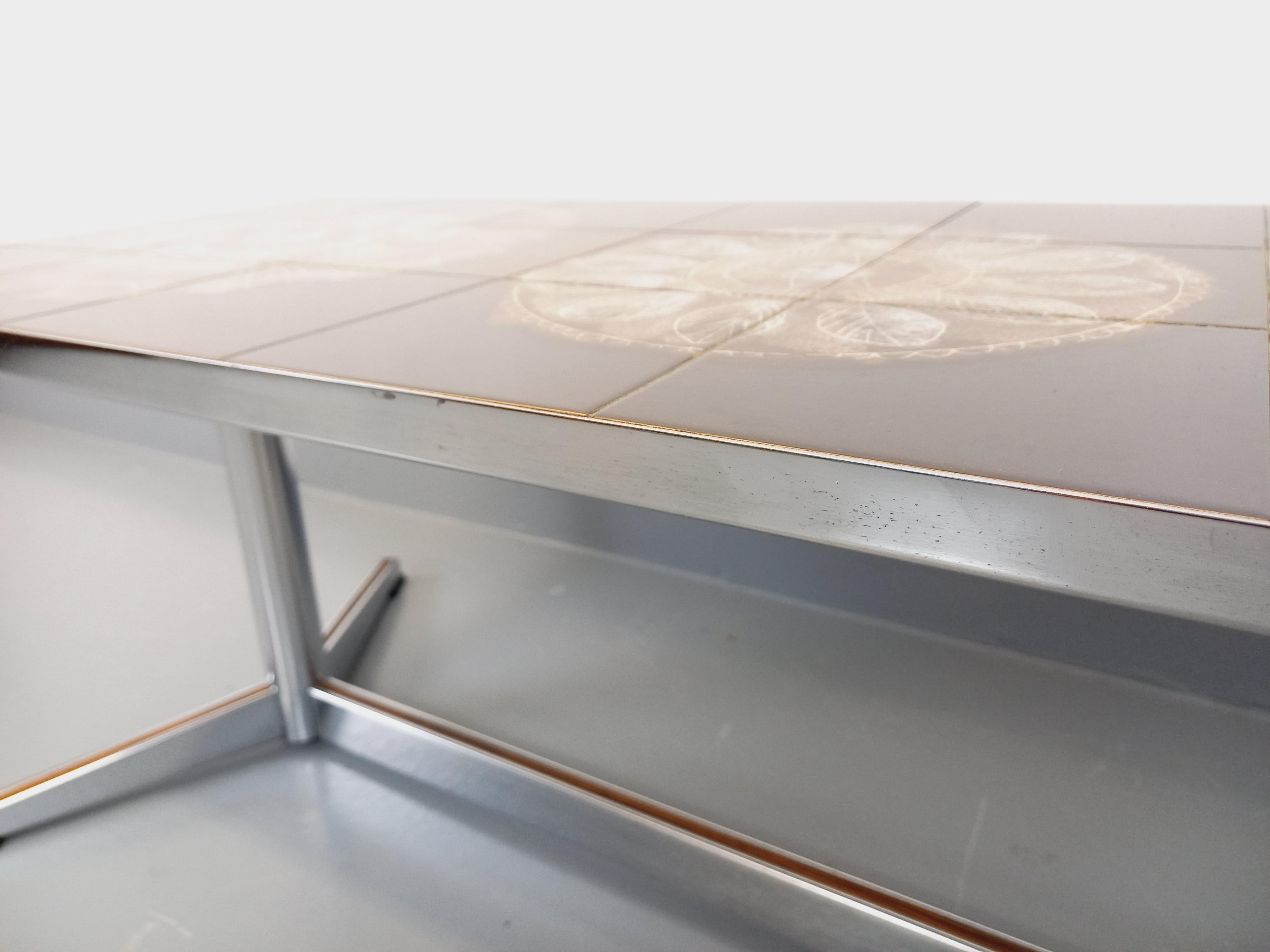 Table basse vintage en céramique et métal chromé des années 70 en vente 5