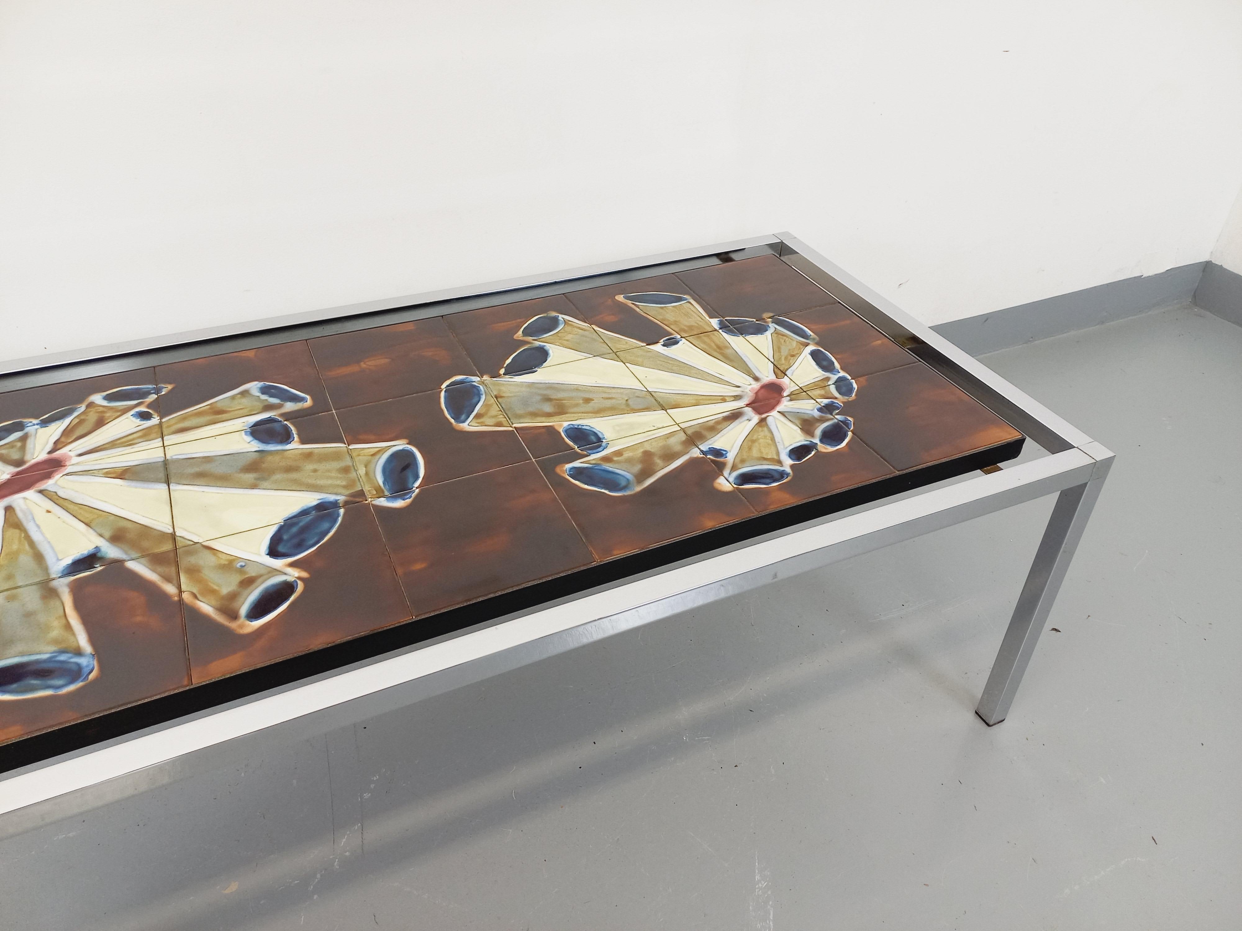 Table basse vintage des années 70. Plateau aus Céramique mit blauen und beigefarbenen Motiven auf karamellfarbenem Untergrund und Metallrahmen. Très bel effet de lévitation du plateau en céramique, très bon état.
Ref 211 003
Länge : 117,5 cm
Größe :