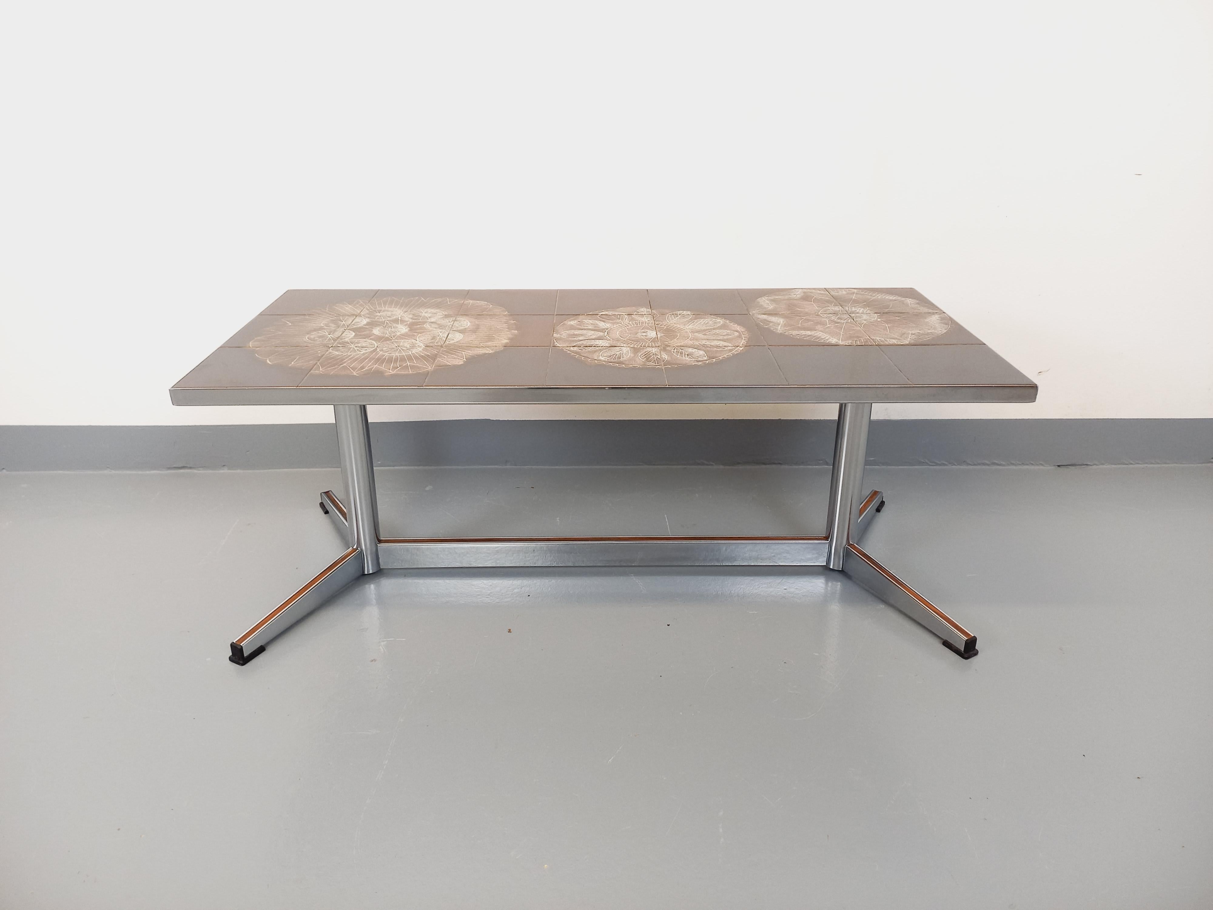 Mid-Century Modern Table basse vintage en céramique et métal chromé des années 70 en vente